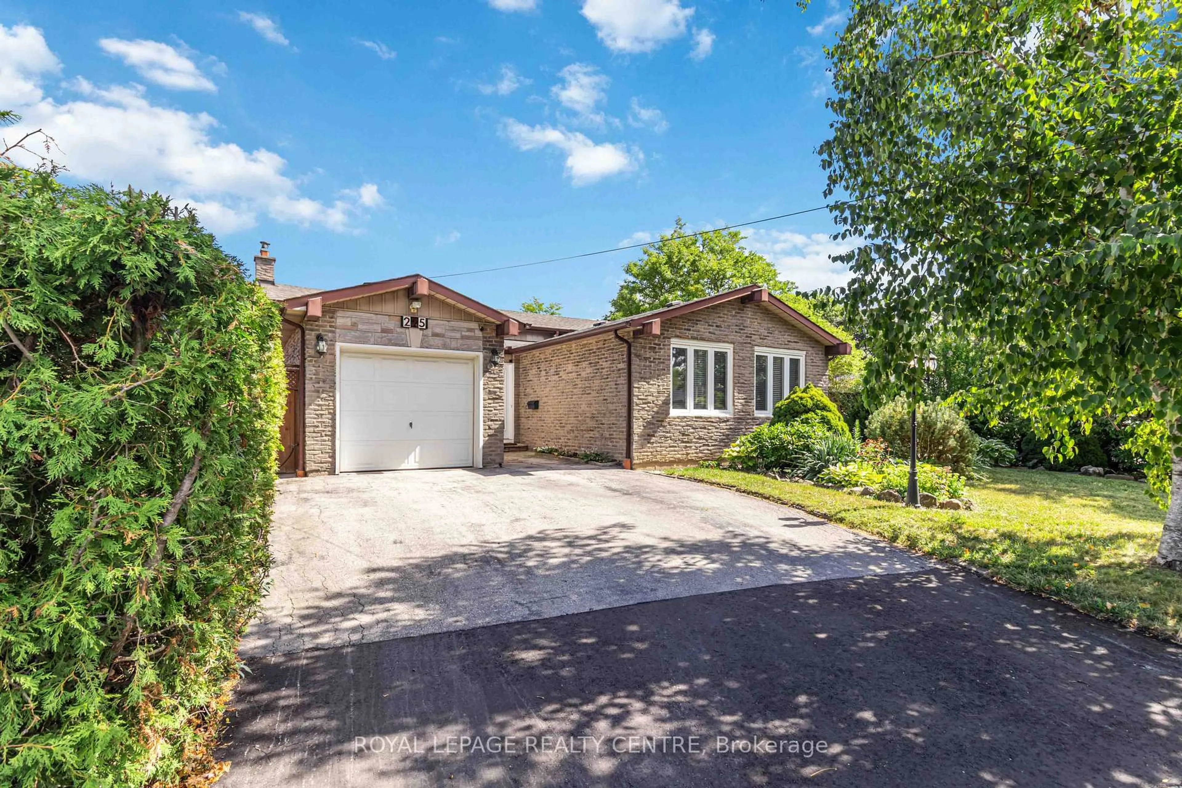 A pic from outside/outdoor area/front of a property/back of a property/a pic from drone, street for 275 Kristin Grve, Mississauga Ontario L5A 3E7