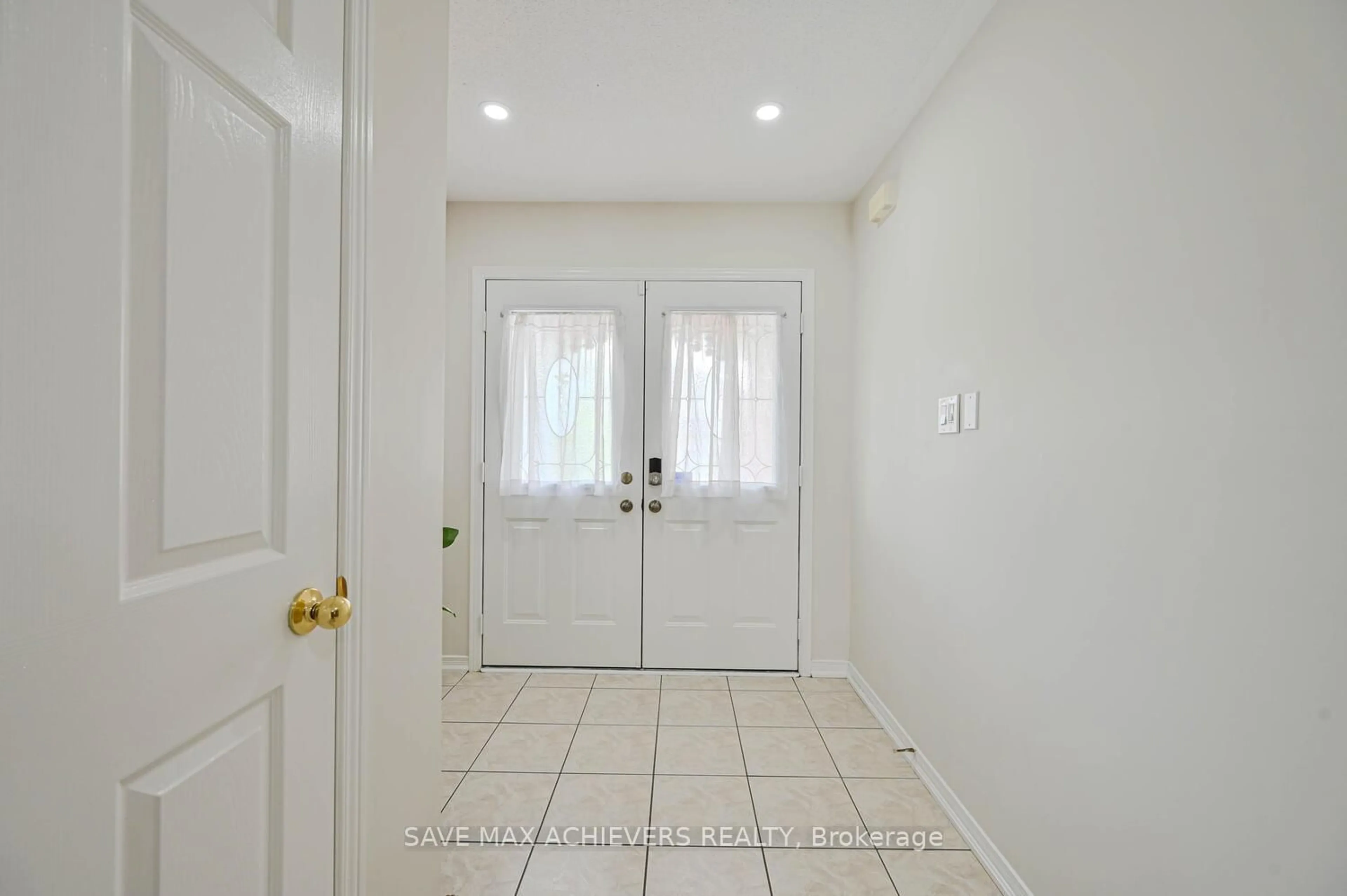 Indoor entryway for 21 Riverplace Cres, Brampton Ontario L6P 2N2