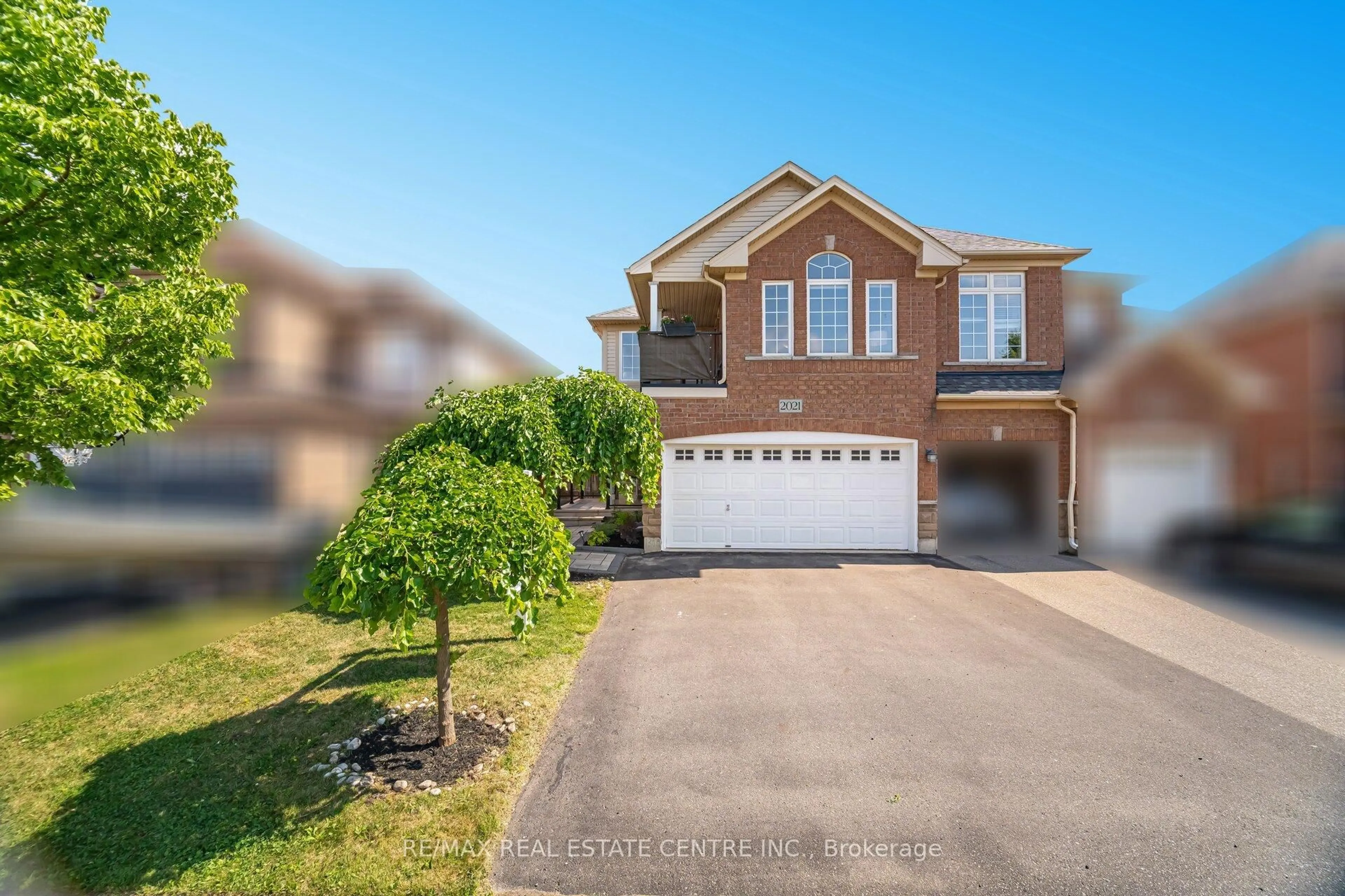 A pic from outside/outdoor area/front of a property/back of a property/a pic from drone, water/lake/river/ocean view for 2021 Redstone Cres, Oakville Ontario L6M 5B2