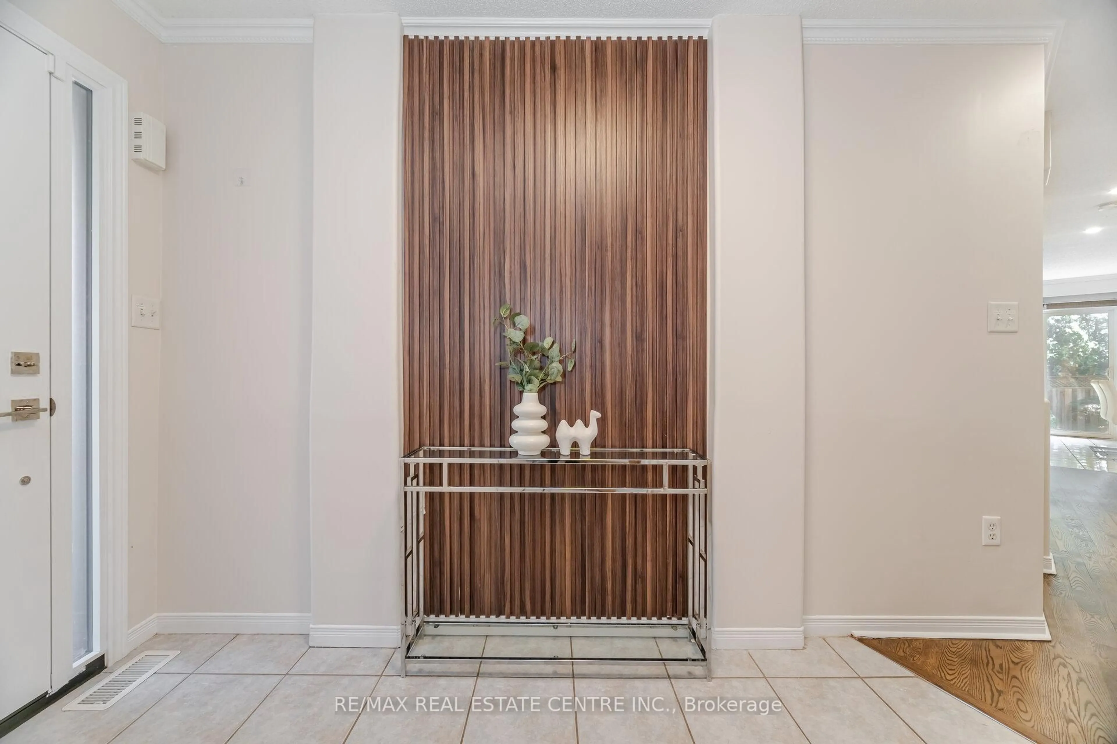 Indoor entryway for 2021 Redstone Cres, Oakville Ontario L6M 5B2