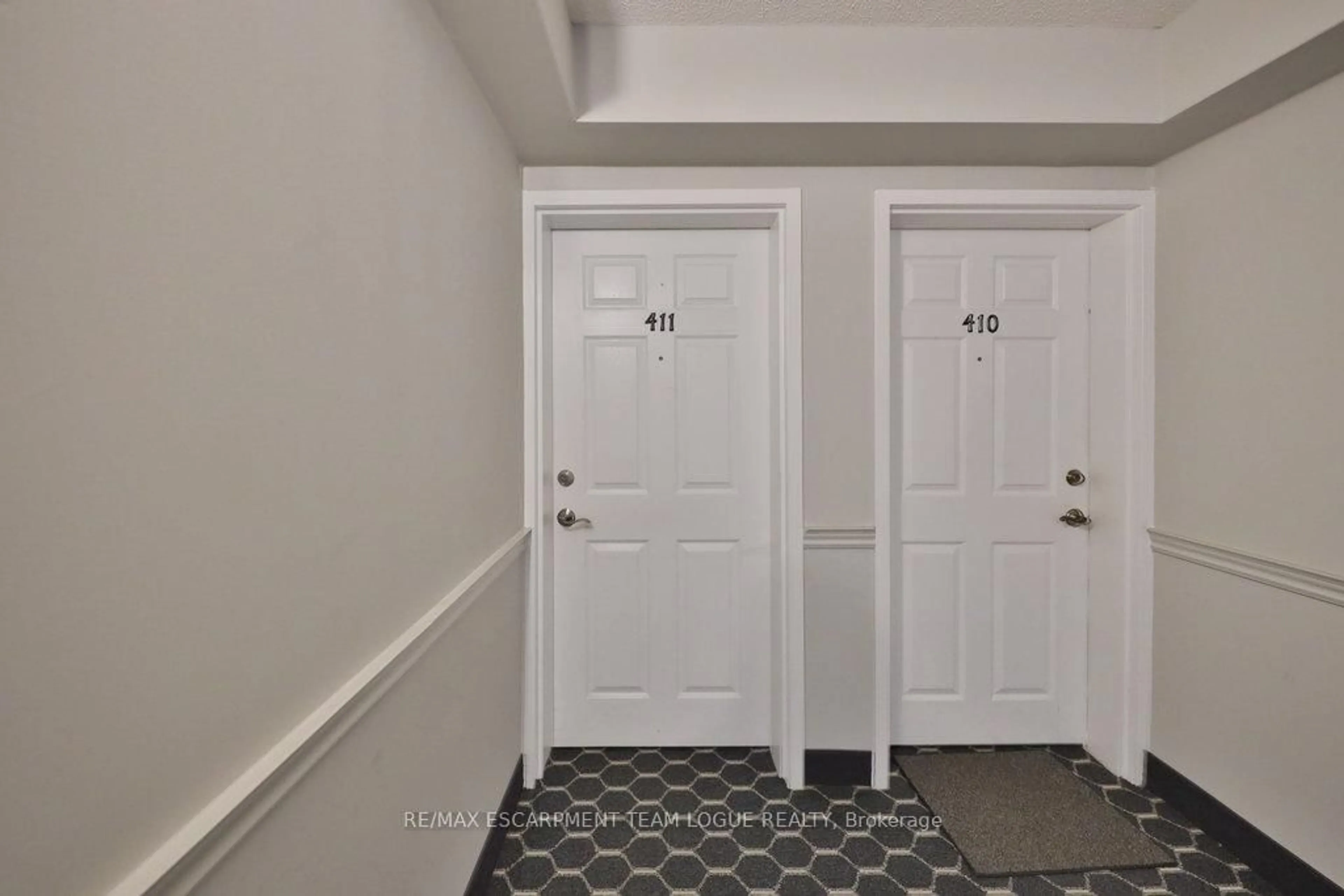 Indoor entryway for 1820 Walker's Line #411, Burlington Ontario L7M 4V4