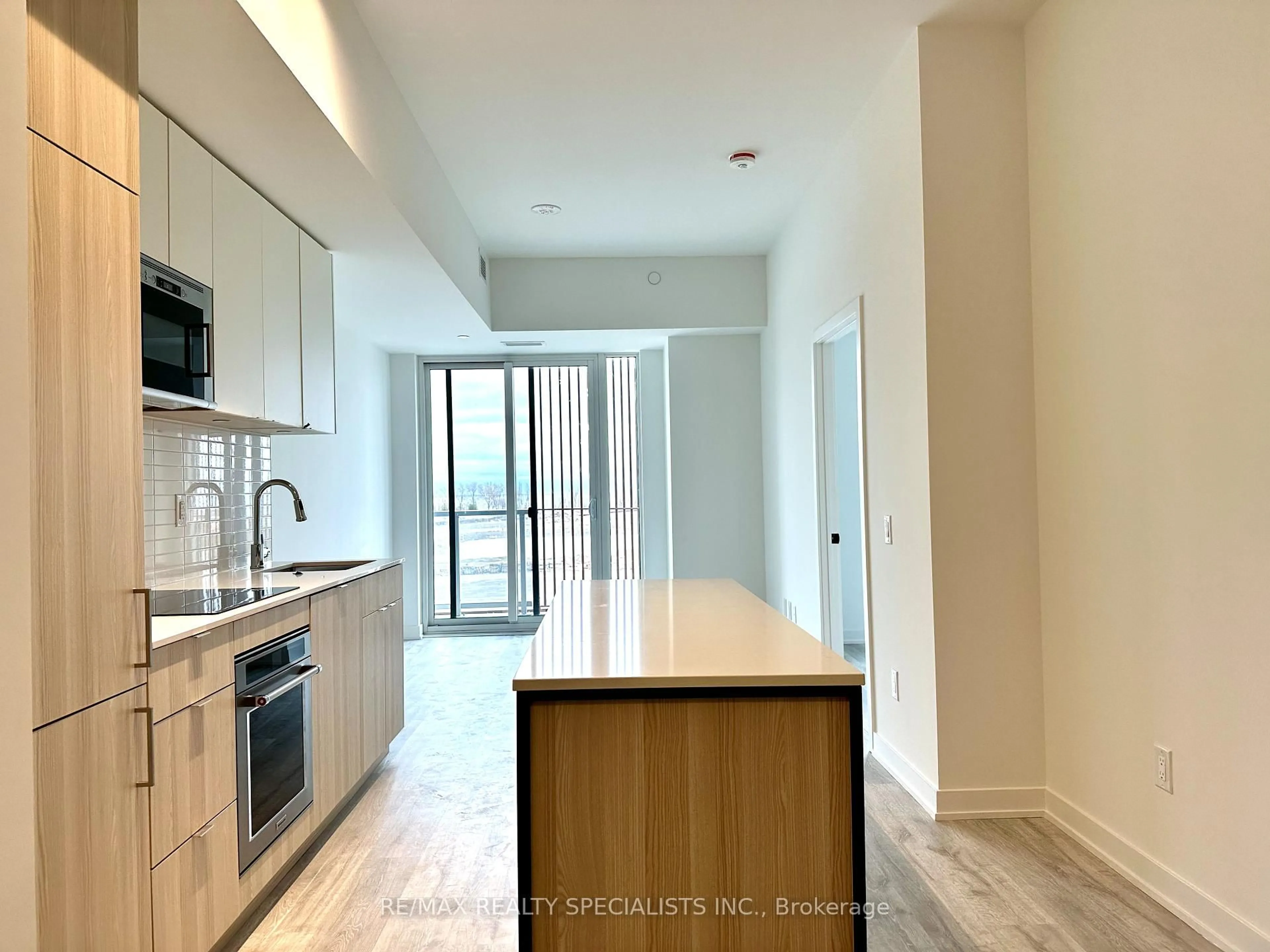 Unknown for 220 Missinnihe Way #312, Mississauga Ontario L5H 0A9