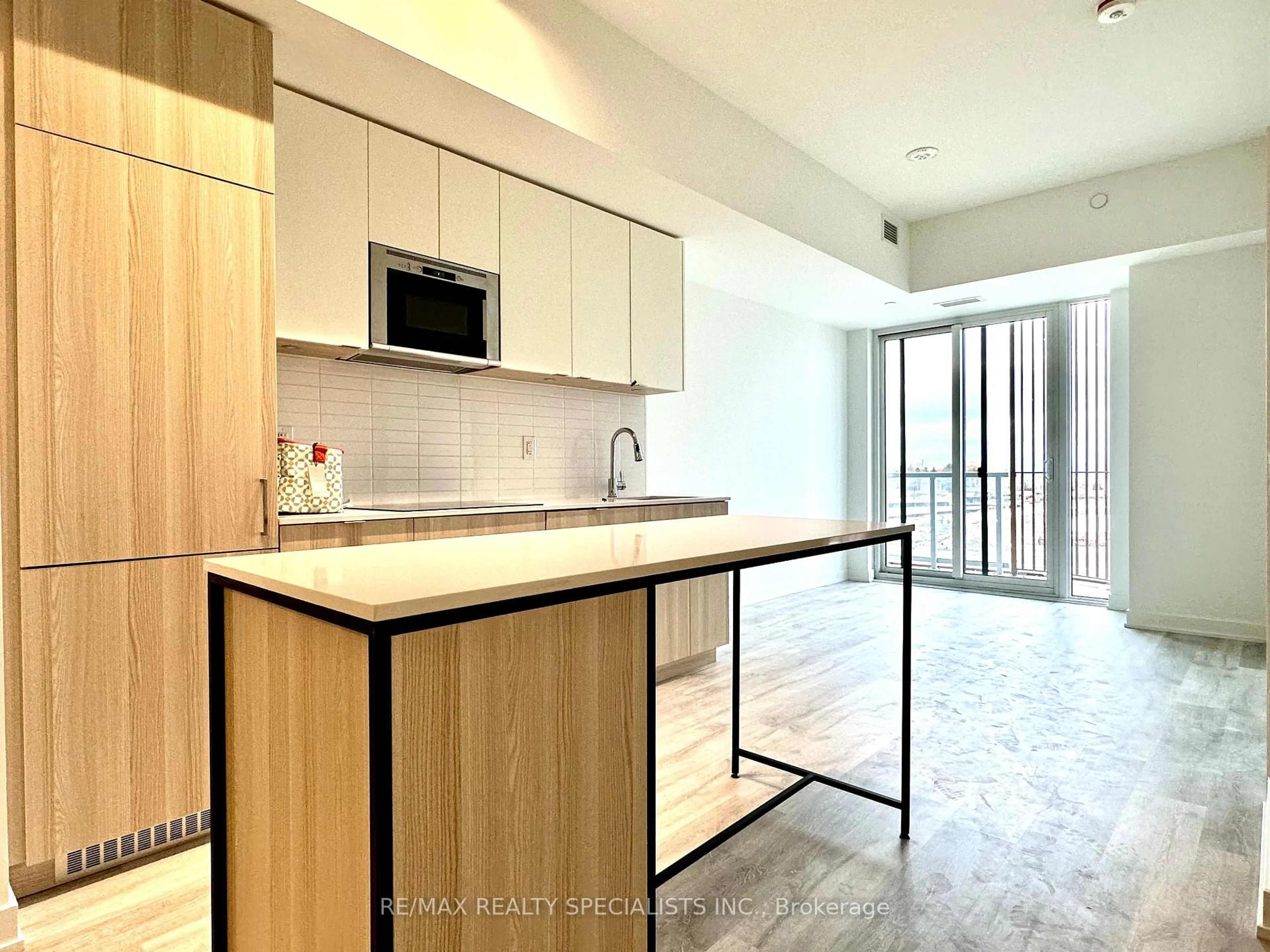 Open concept kitchen, unknown for 220 Missinnihe Way #312, Mississauga Ontario L5H 0A9