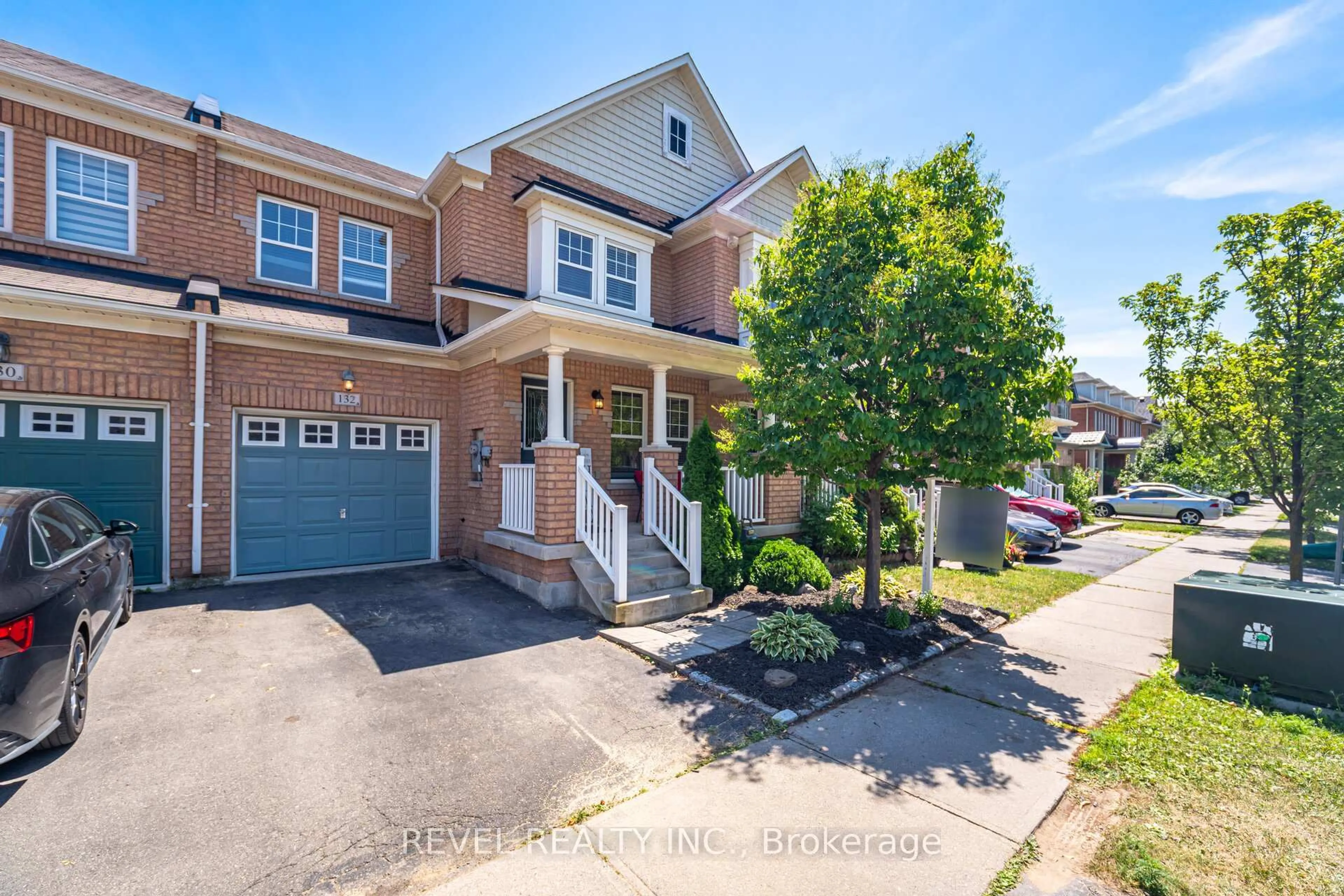 A pic from outside/outdoor area/front of a property/back of a property/a pic from drone, street for 132 SWINDALE Dr, Milton Ontario L9T 0V7