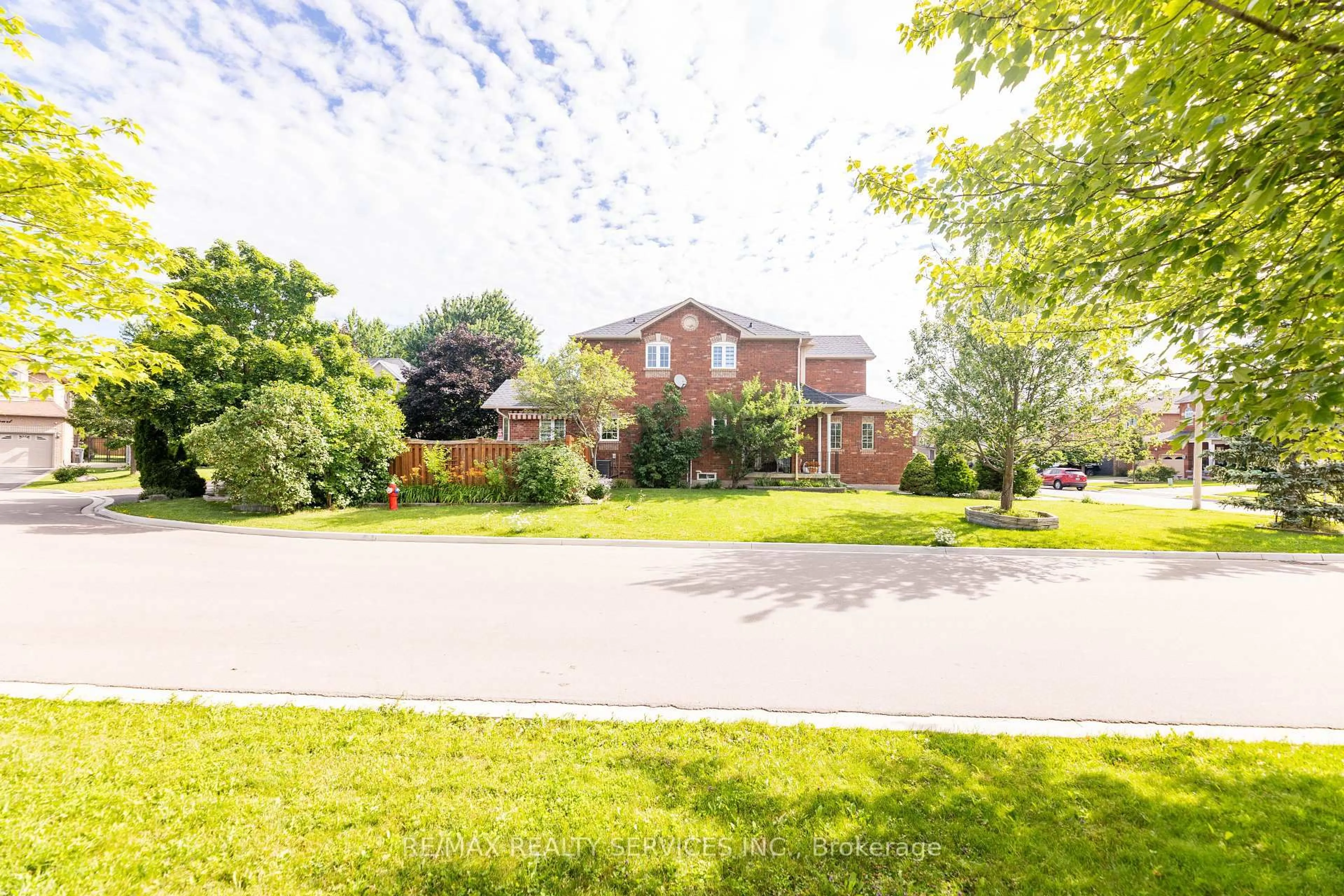 A pic from outside/outdoor area/front of a property/back of a property/a pic from drone, street for 1 Daisy Crt, Brampton Ontario L7A 1J8