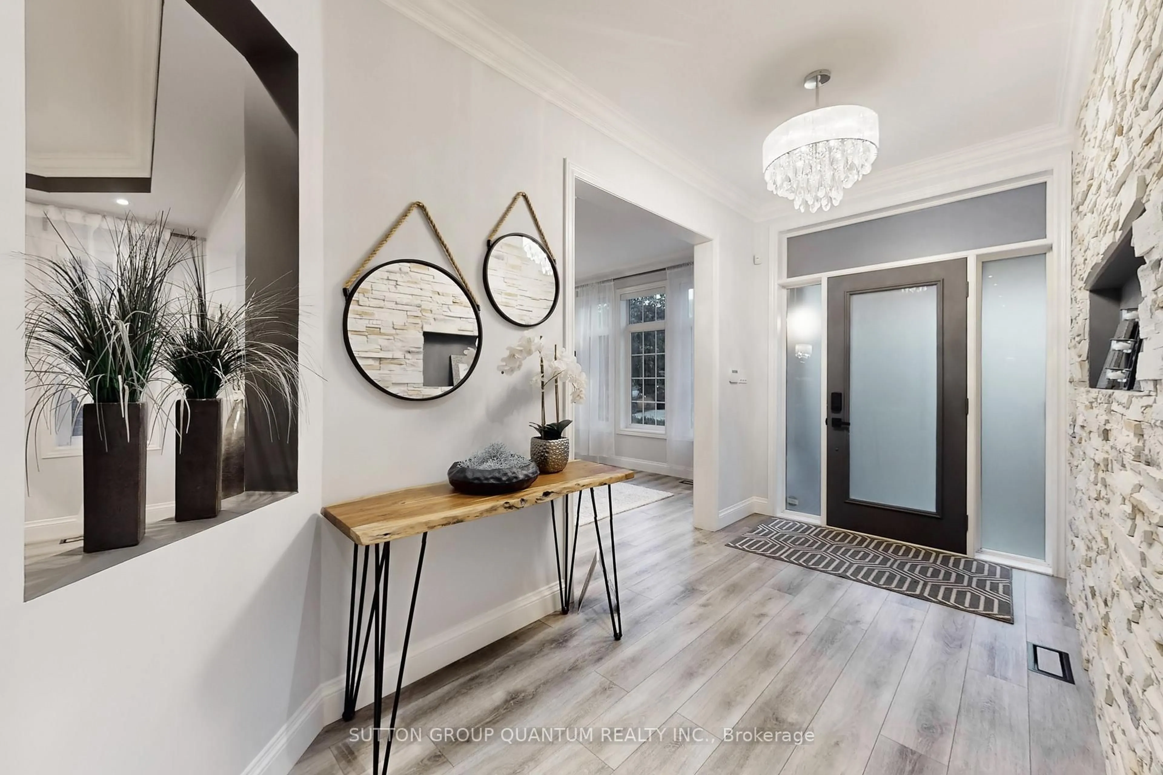 Indoor entryway for 556 Bridgeview Rd, Oakville Ontario L6M 0P2