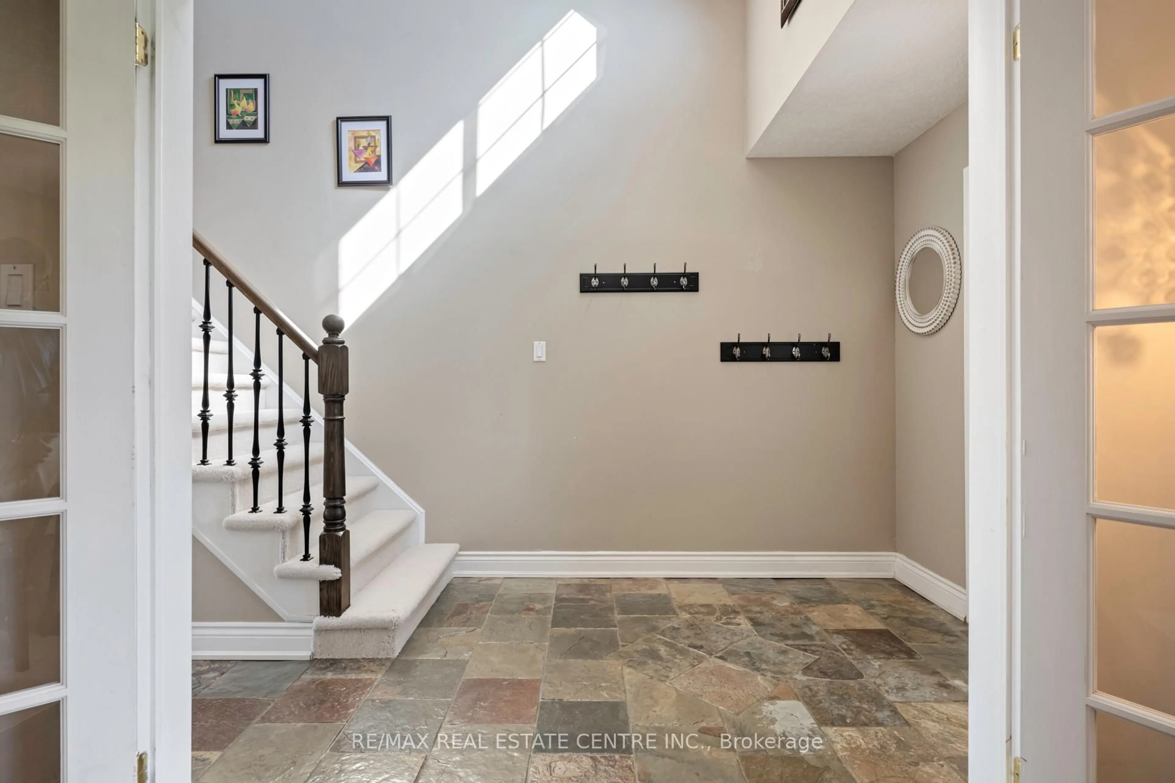 Indoor entryway for 70 Hunter Rd, Orangeville Ontario L9W 5C5