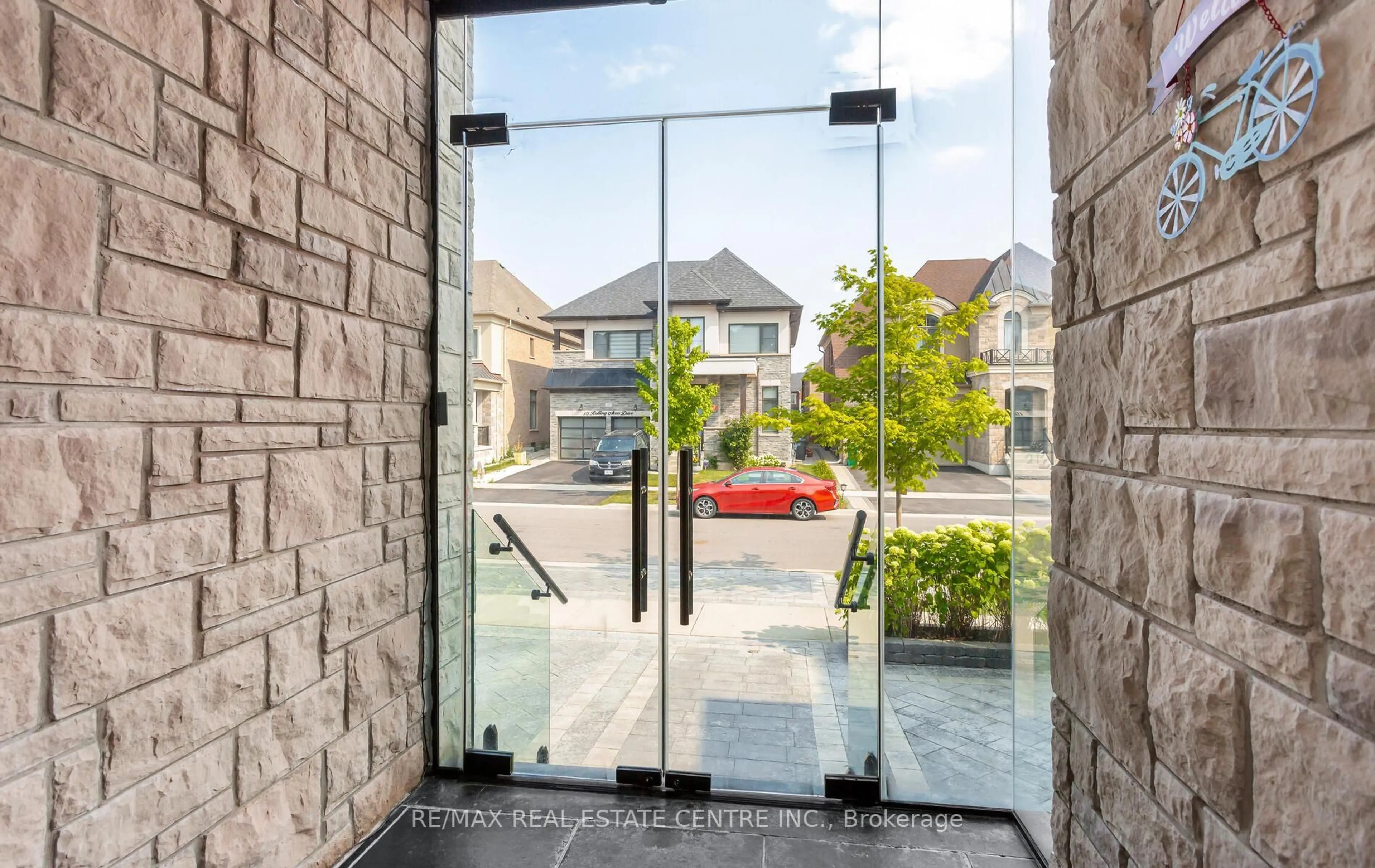Indoor foyer for 9 Rolling Acres Rd, Brampton Ontario L6X 5P3