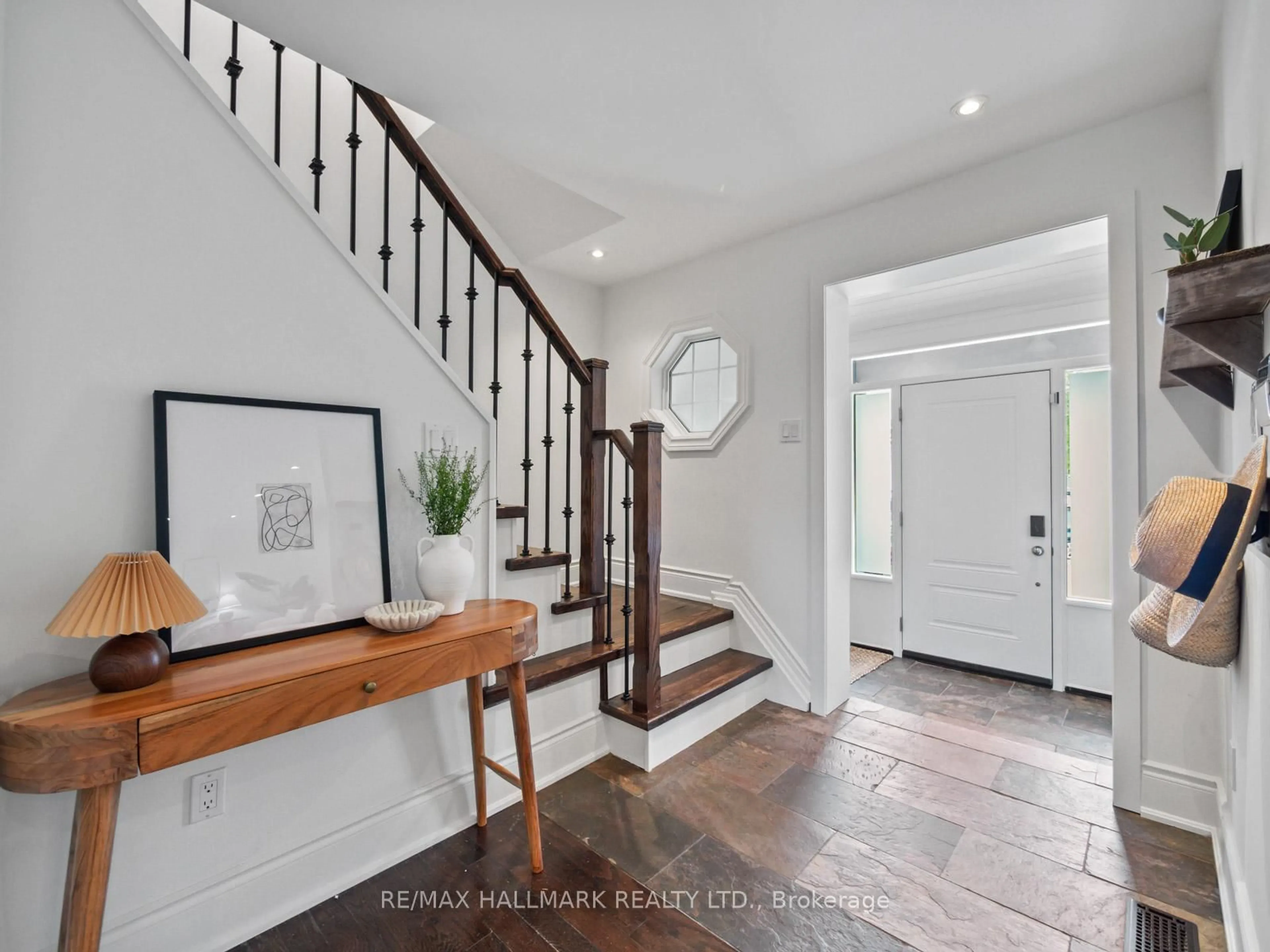 Indoor entryway for 7 Haregate Crt, Toronto Ontario M9R 3H5