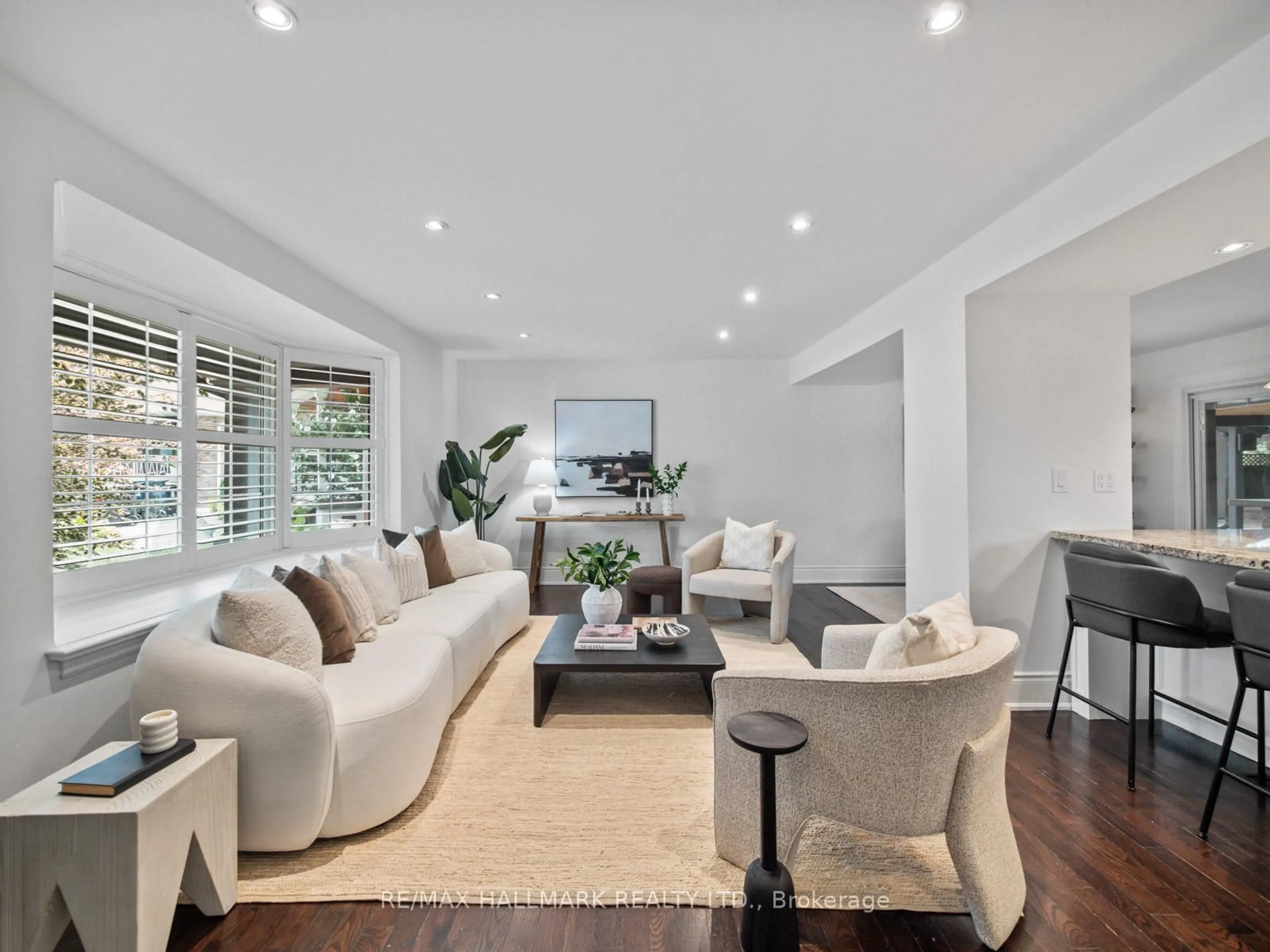 Living room with furniture, unknown for 7 Haregate Crt, Toronto Ontario M9R 3H5