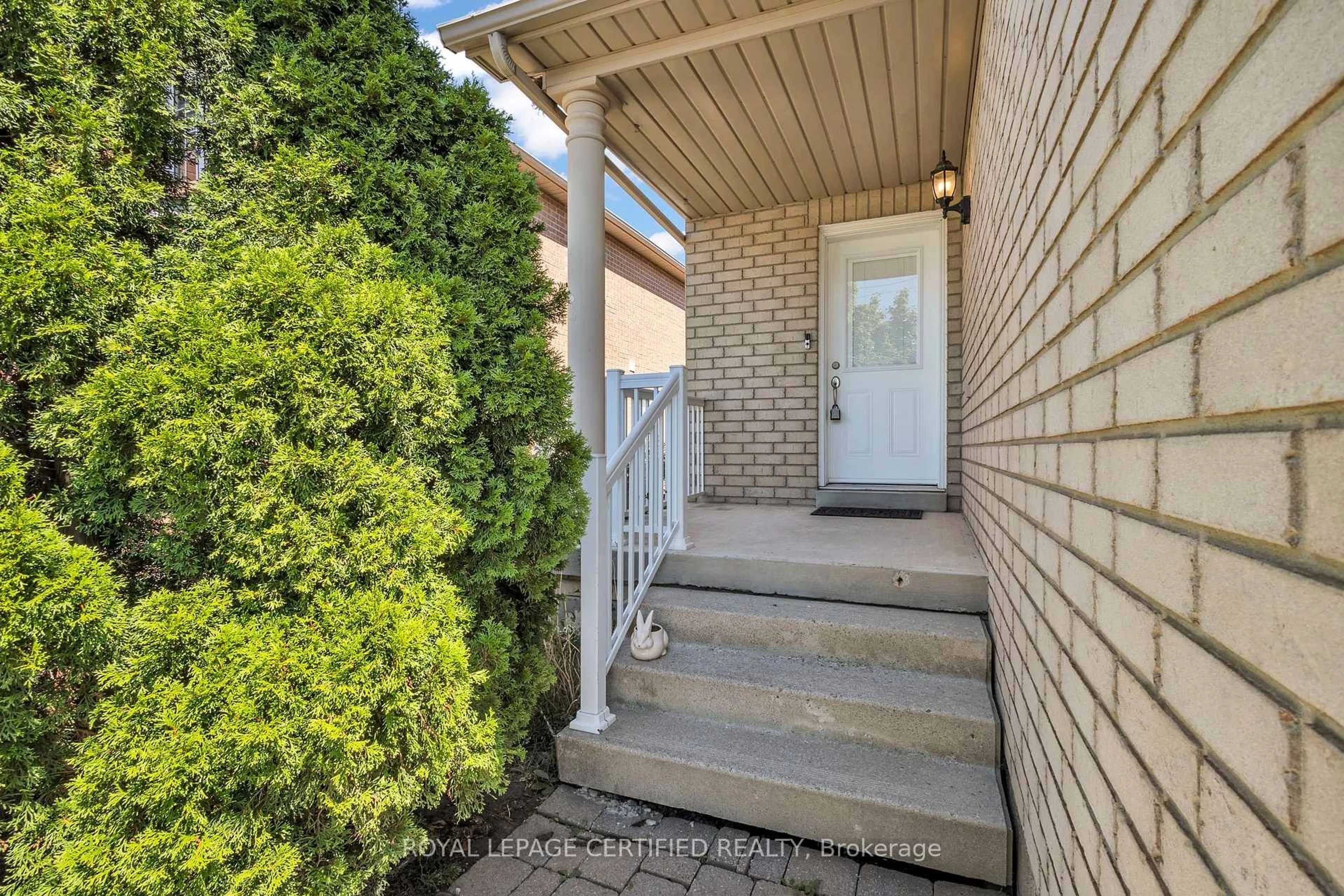 Indoor entryway for 81 Roadmaster Lane, Brampton Ontario L7A 3A8