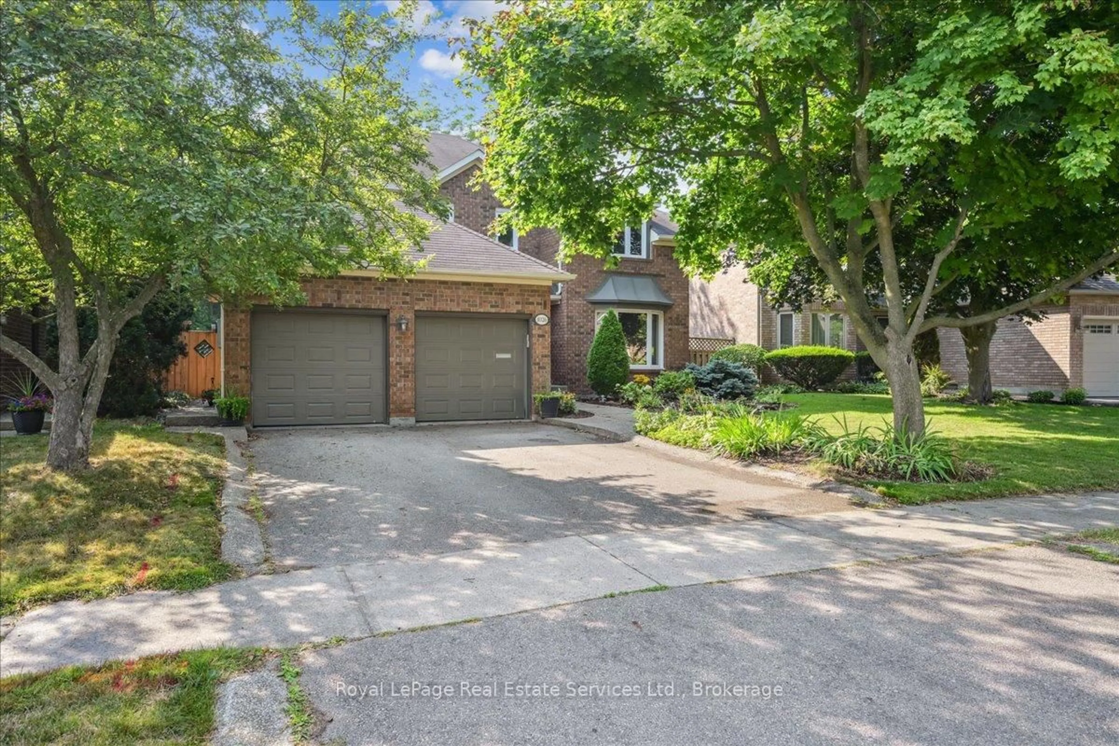 Home with brick exterior material, street for 1026 Oak Meadow Rd, Oakville Ontario L6M 1J7