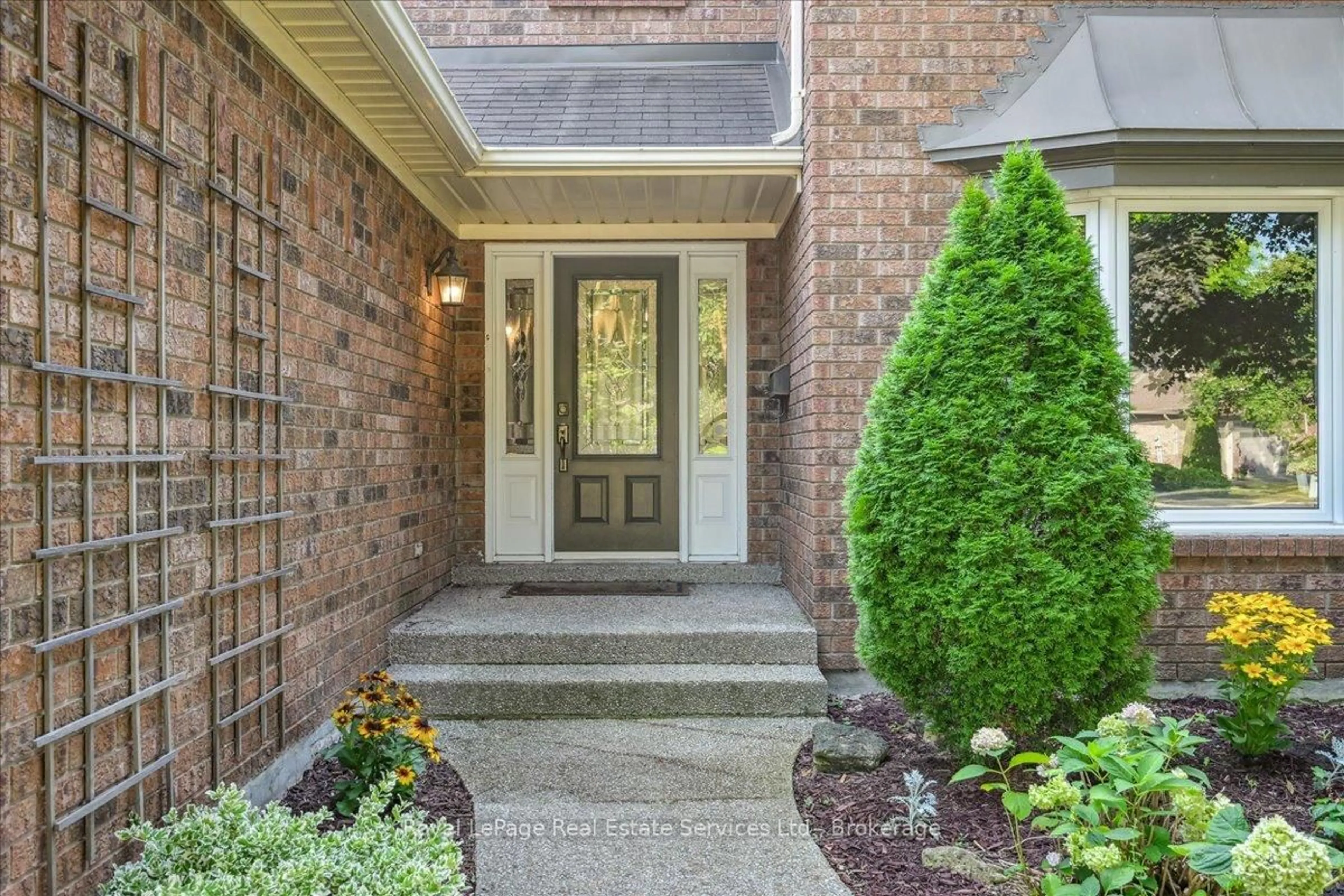 Indoor entryway for 1026 Oak Meadow Rd, Oakville Ontario L6M 1J7