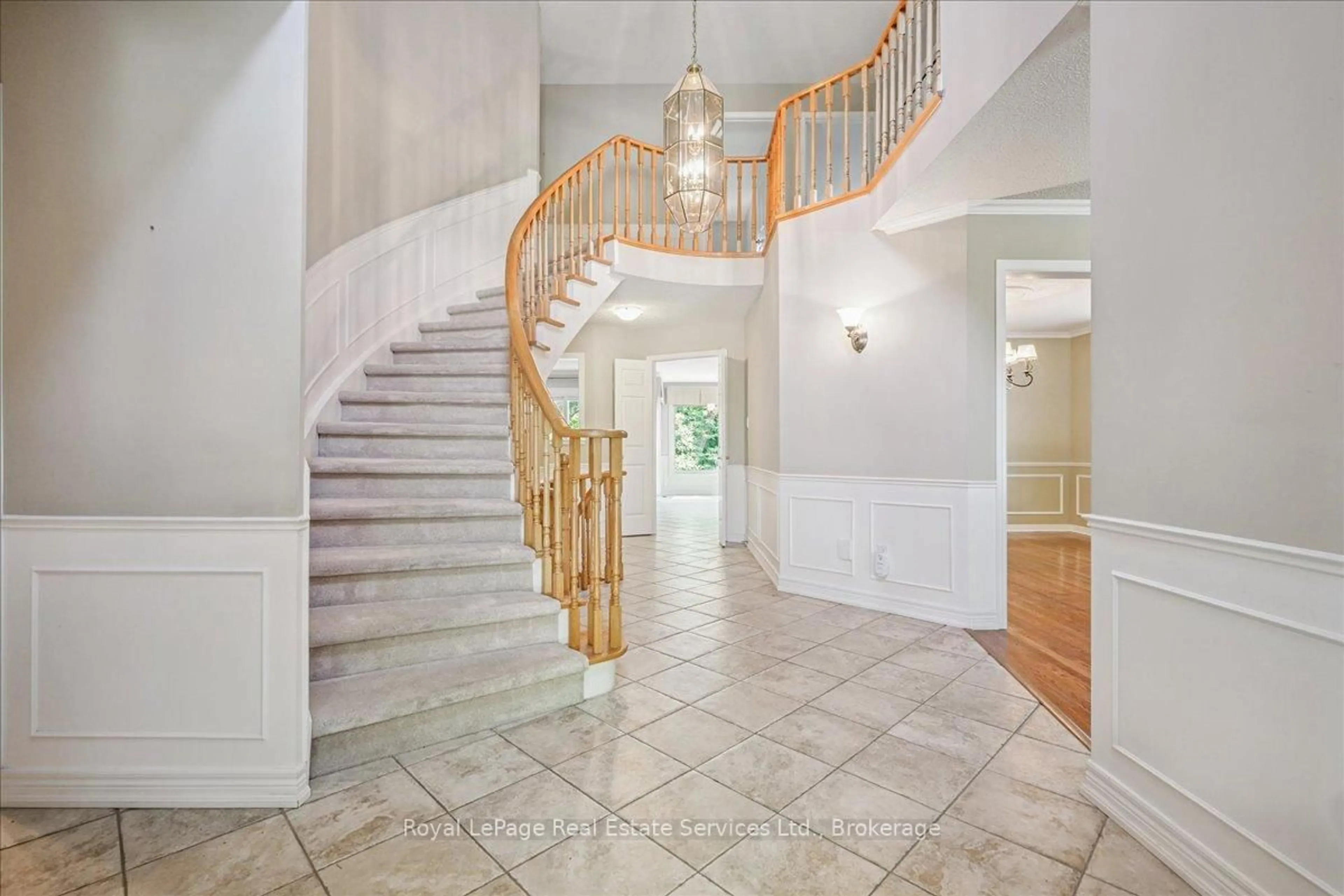 Indoor foyer for 1026 Oak Meadow Rd, Oakville Ontario L6M 1J7