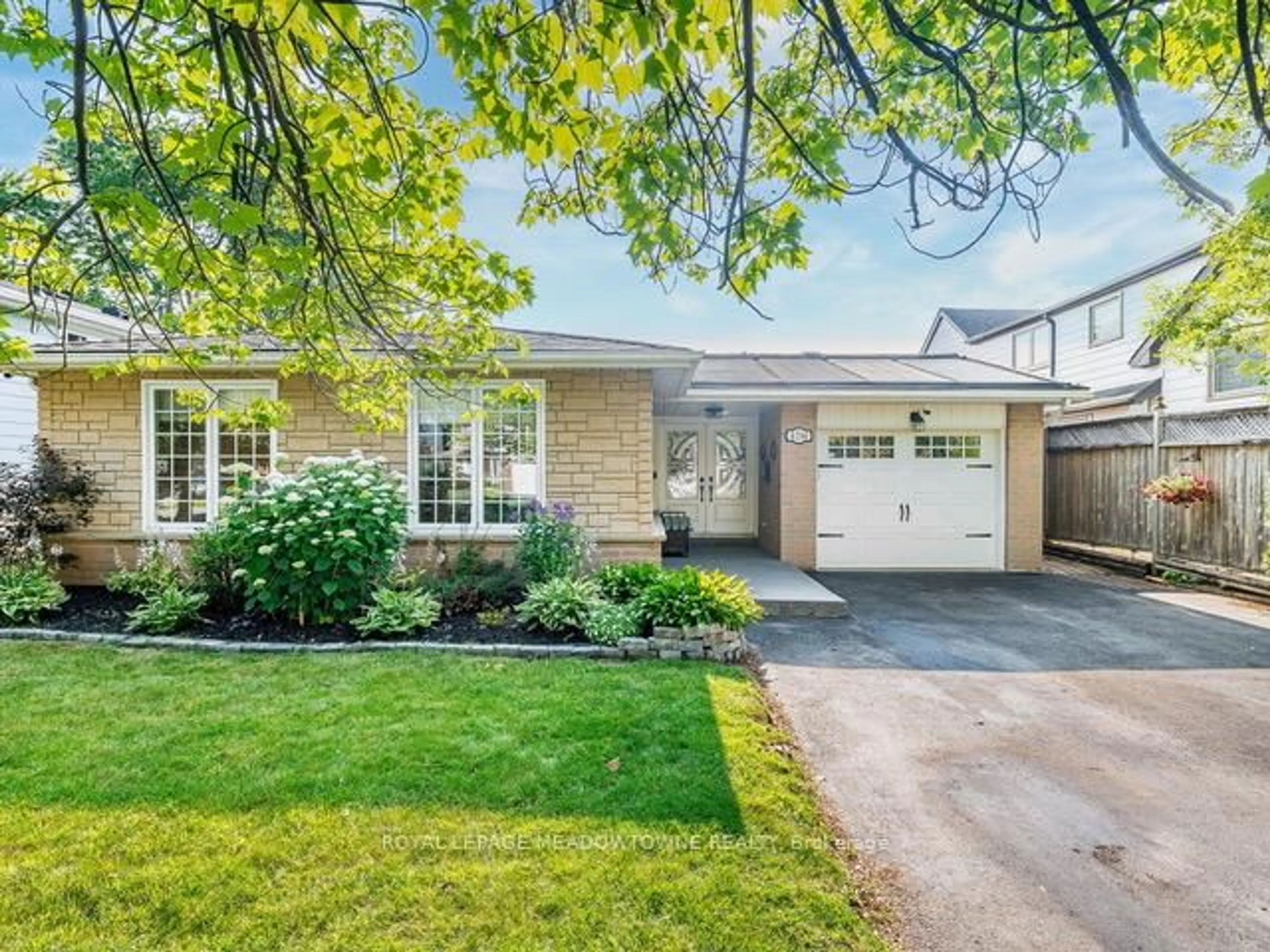 Home with brick exterior material, street for 4210 Longmoor Dr, Burlington Ontario L7L 4Z8