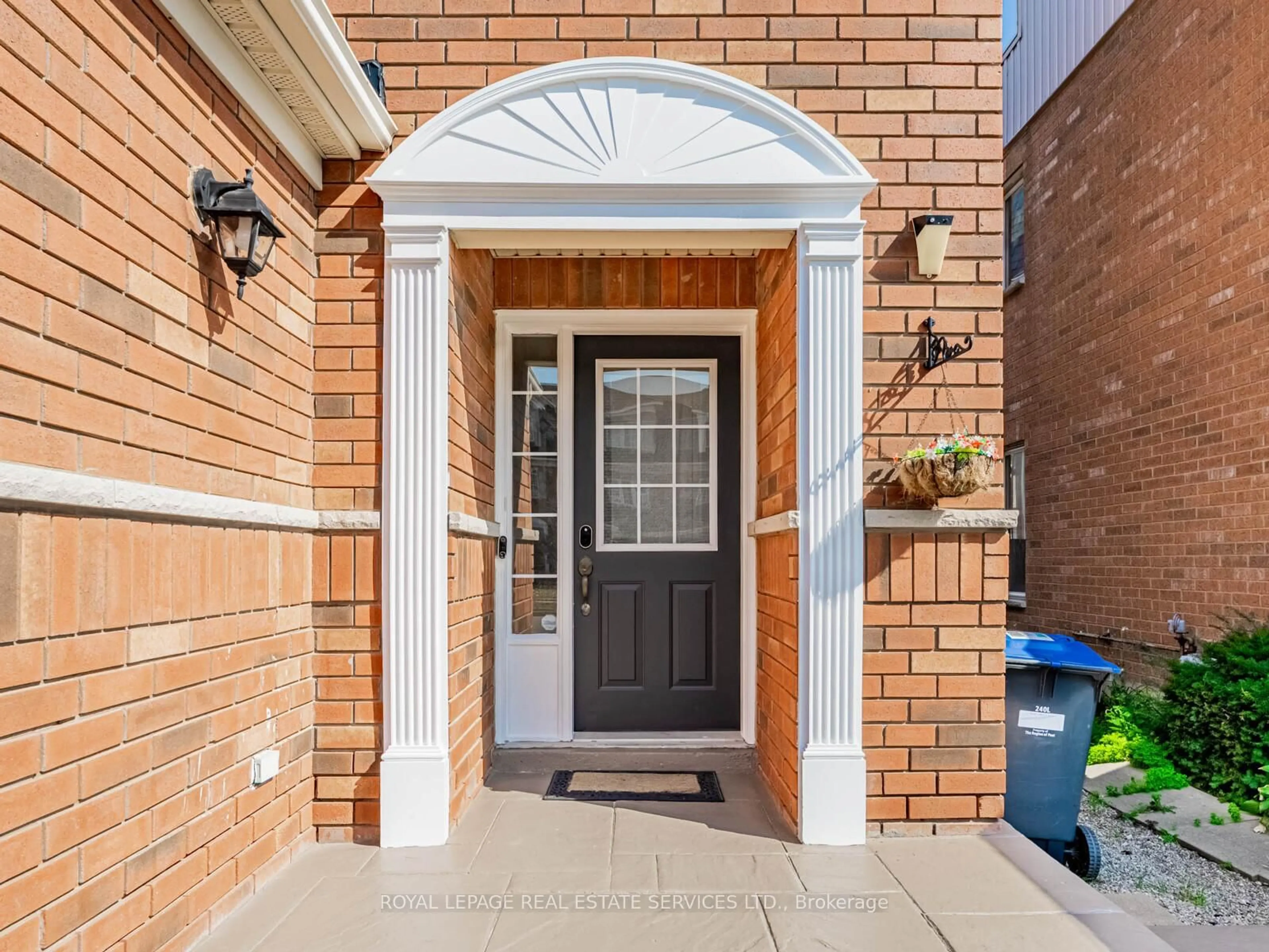 Indoor entryway for 3370 Southwick St, Mississauga Ontario L5M 7L5