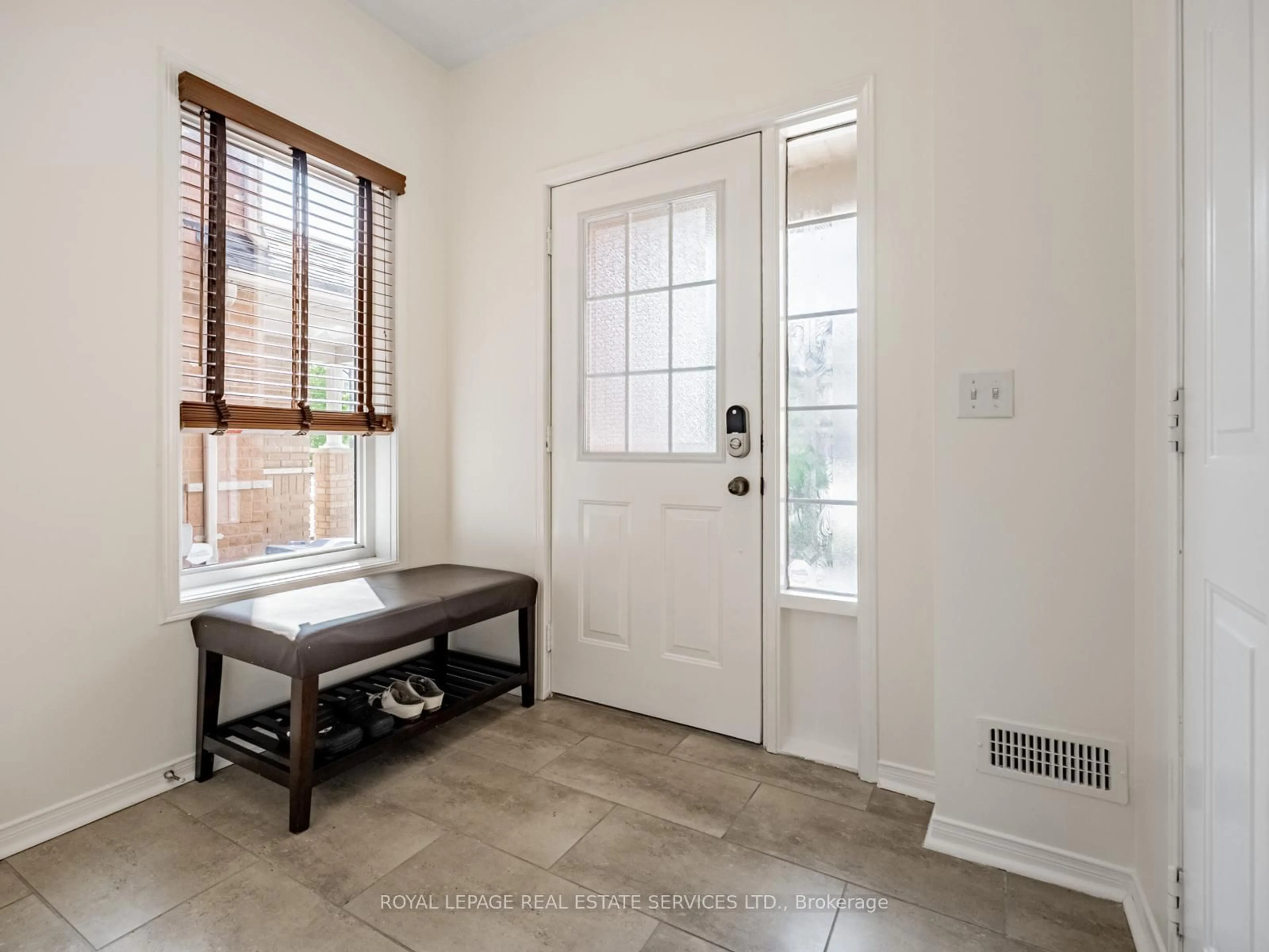 Indoor entryway for 3370 Southwick St, Mississauga Ontario L5M 7L5