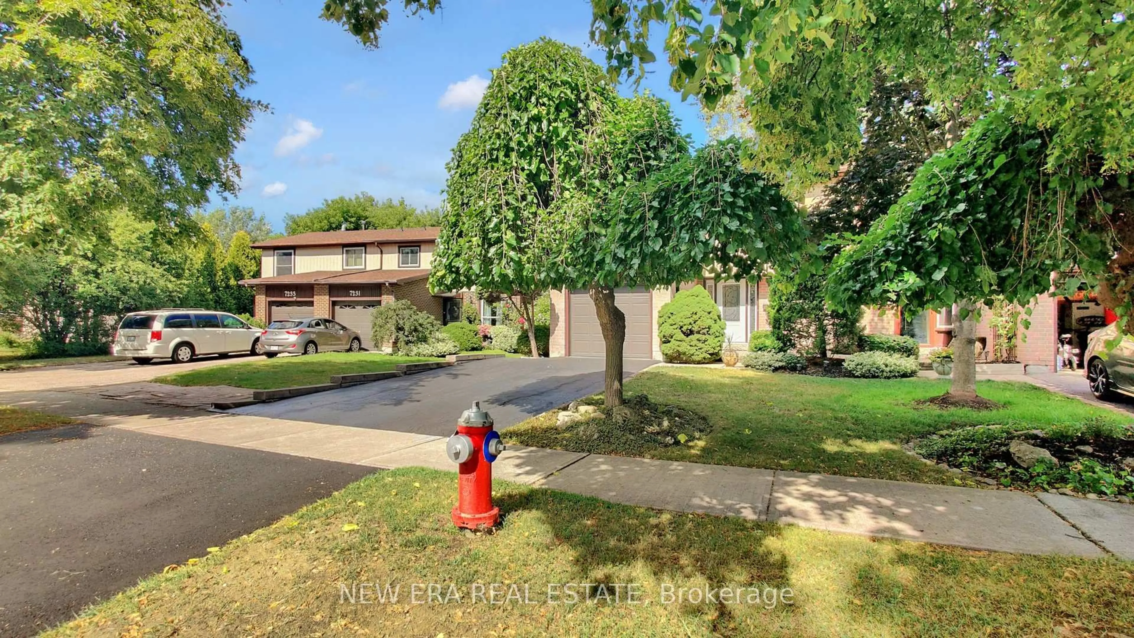 A pic from outside/outdoor area/front of a property/back of a property/a pic from drone, street for 7227 Joliette Cres, Mississauga Ontario L5N 1Z2