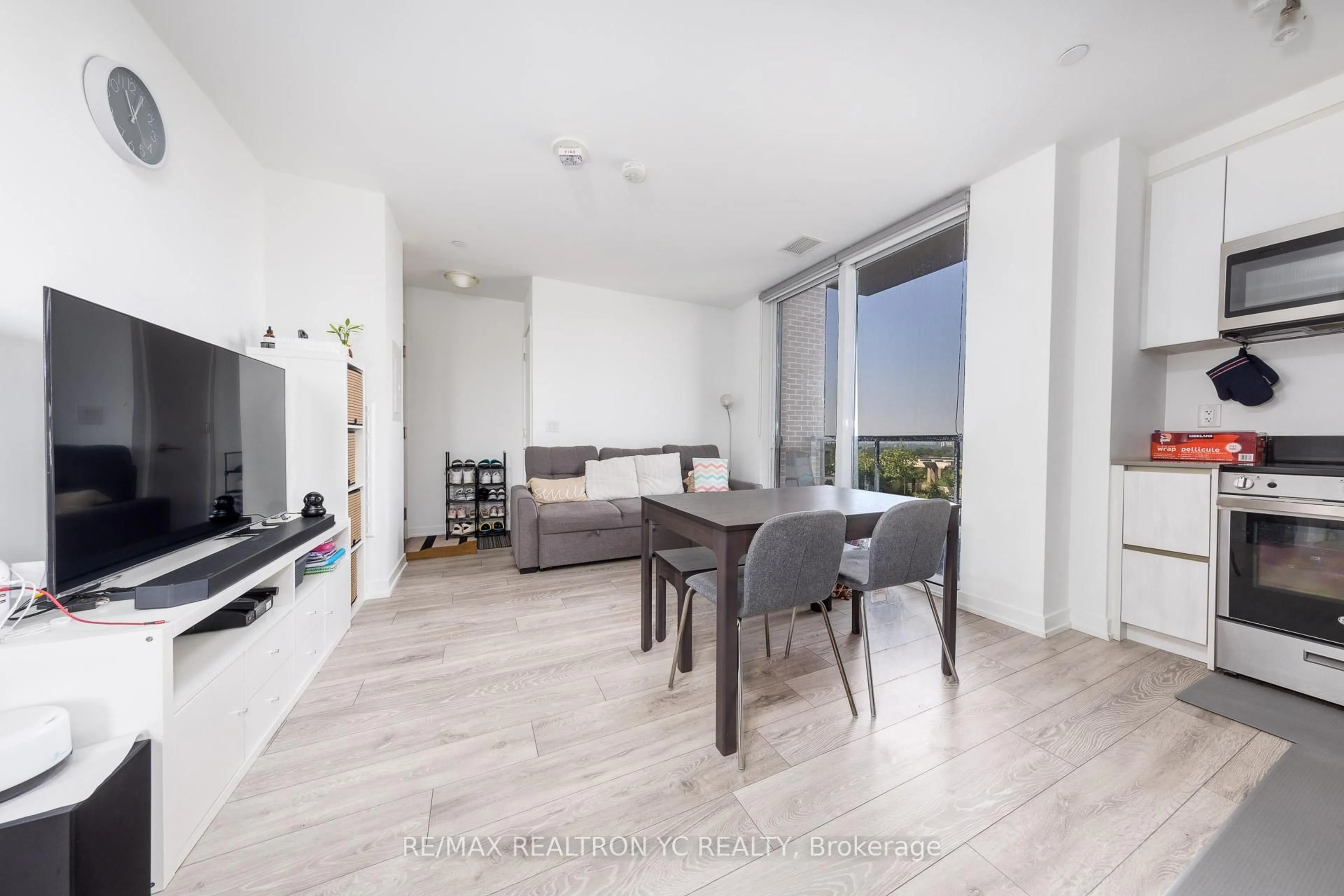 Living room with furniture, unknown for 3100 Keele St #803, Toronto Ontario M3M 0E1