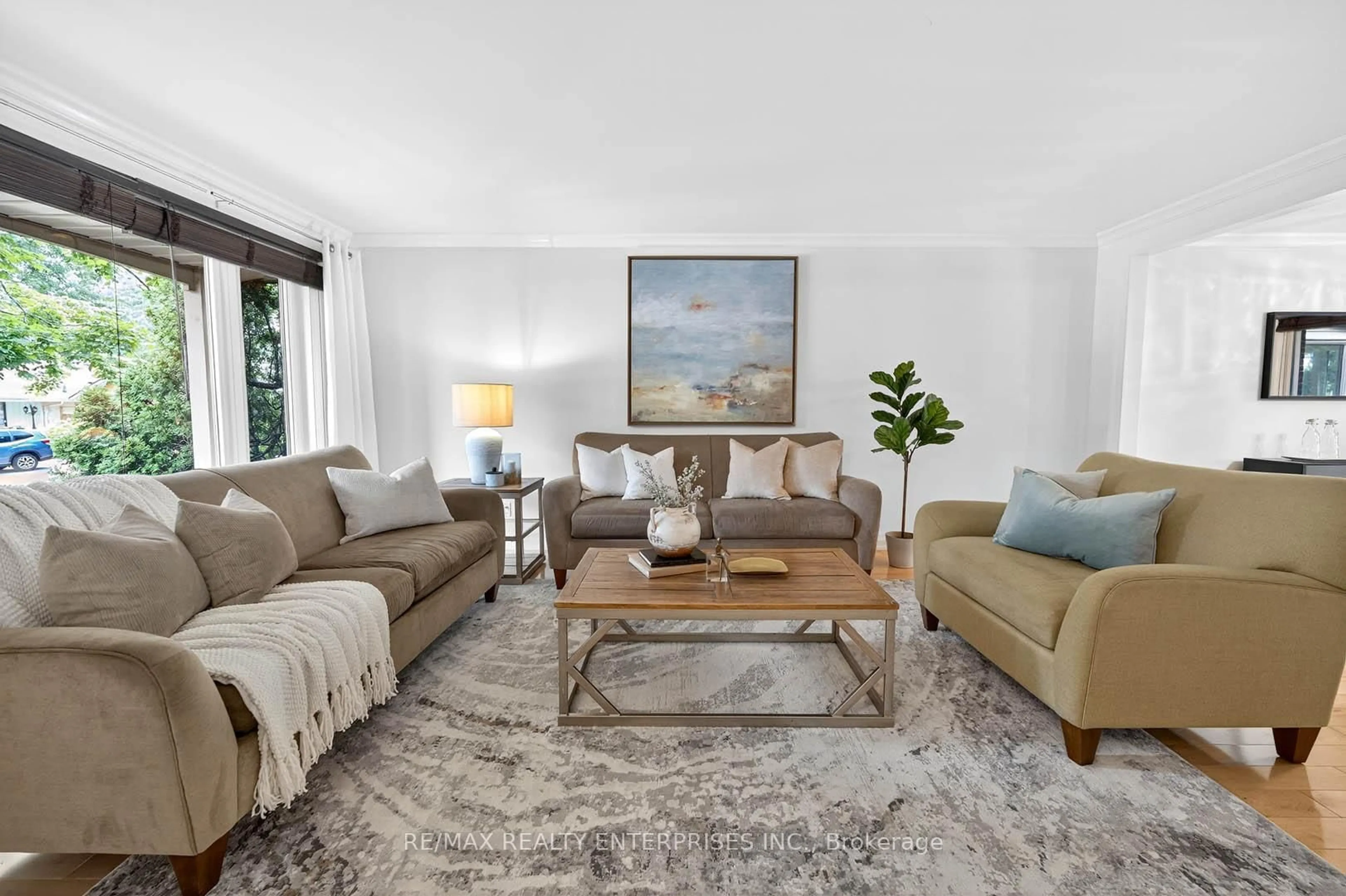 Living room with furniture, carpet floor for 2439 Arioso Crt, Mississauga Ontario L5K 1X9