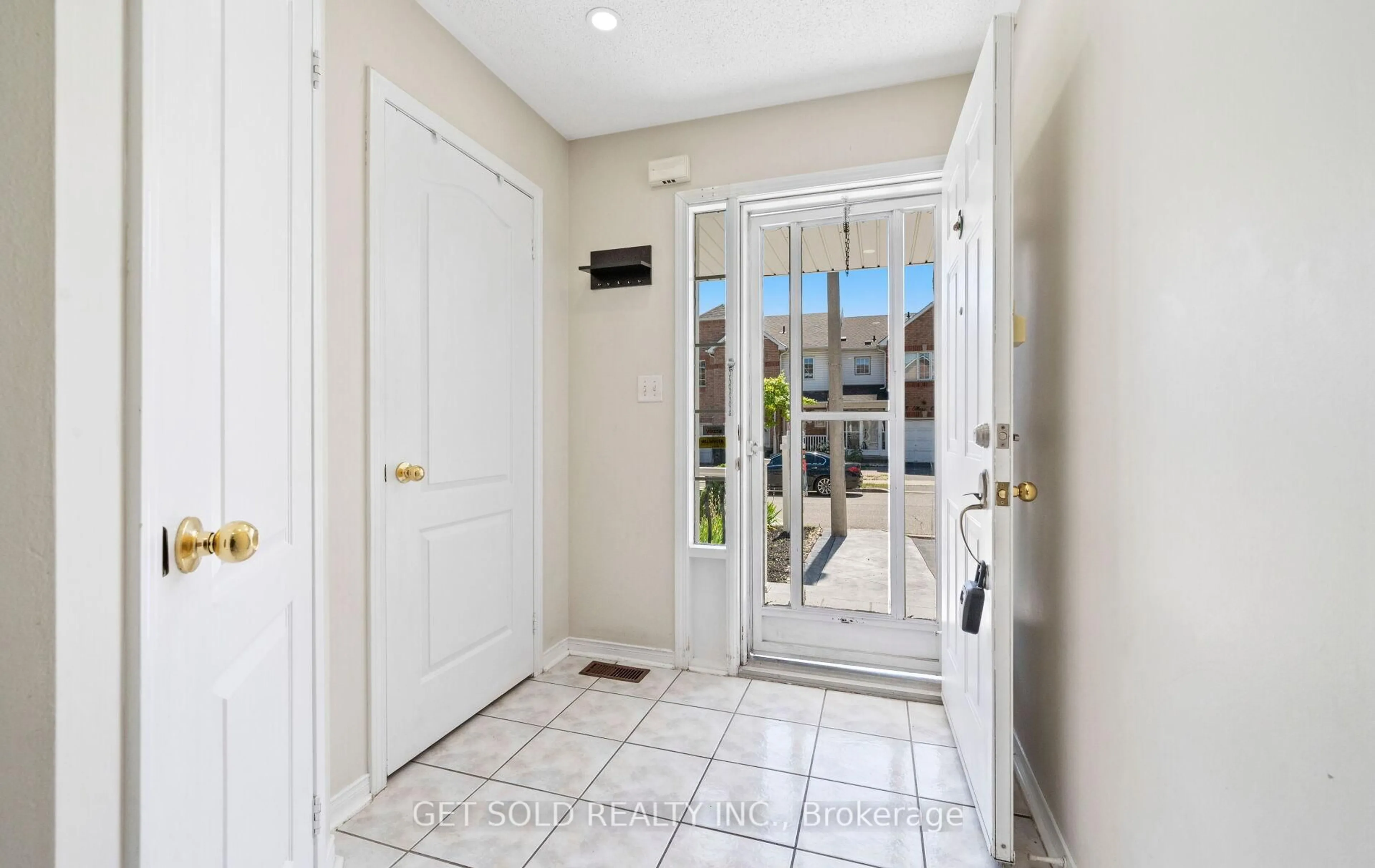 Indoor entryway for 16 Mare Cres, Toronto Ontario M9W 7E6