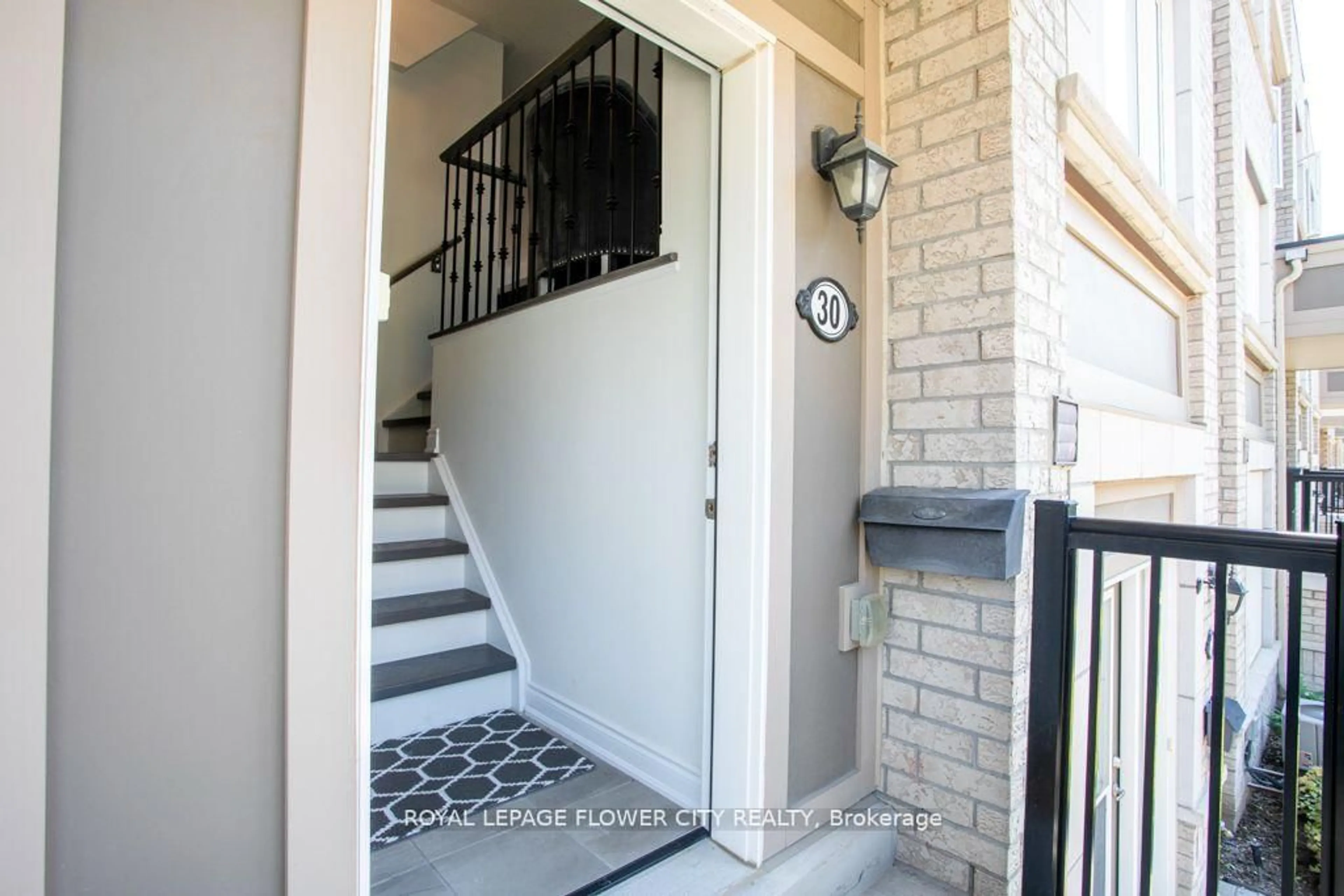 Indoor entryway for 1 Beckenrose Crt #30, Brampton Ontario L6Y 6G2