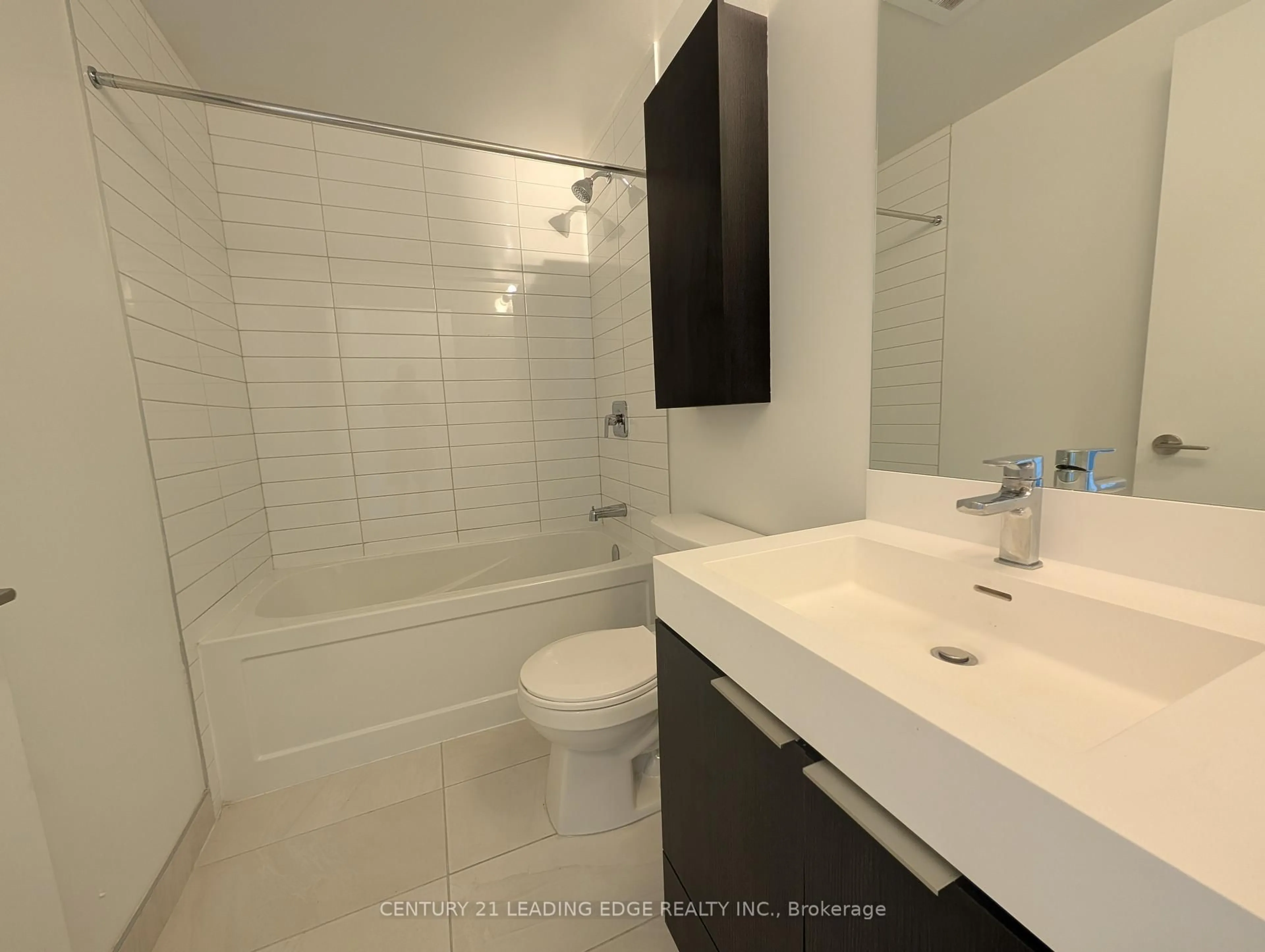 Standard bathroom, ceramic/tile floor for 3100 Keele St #525, Toronto Ontario M3M 2H4
