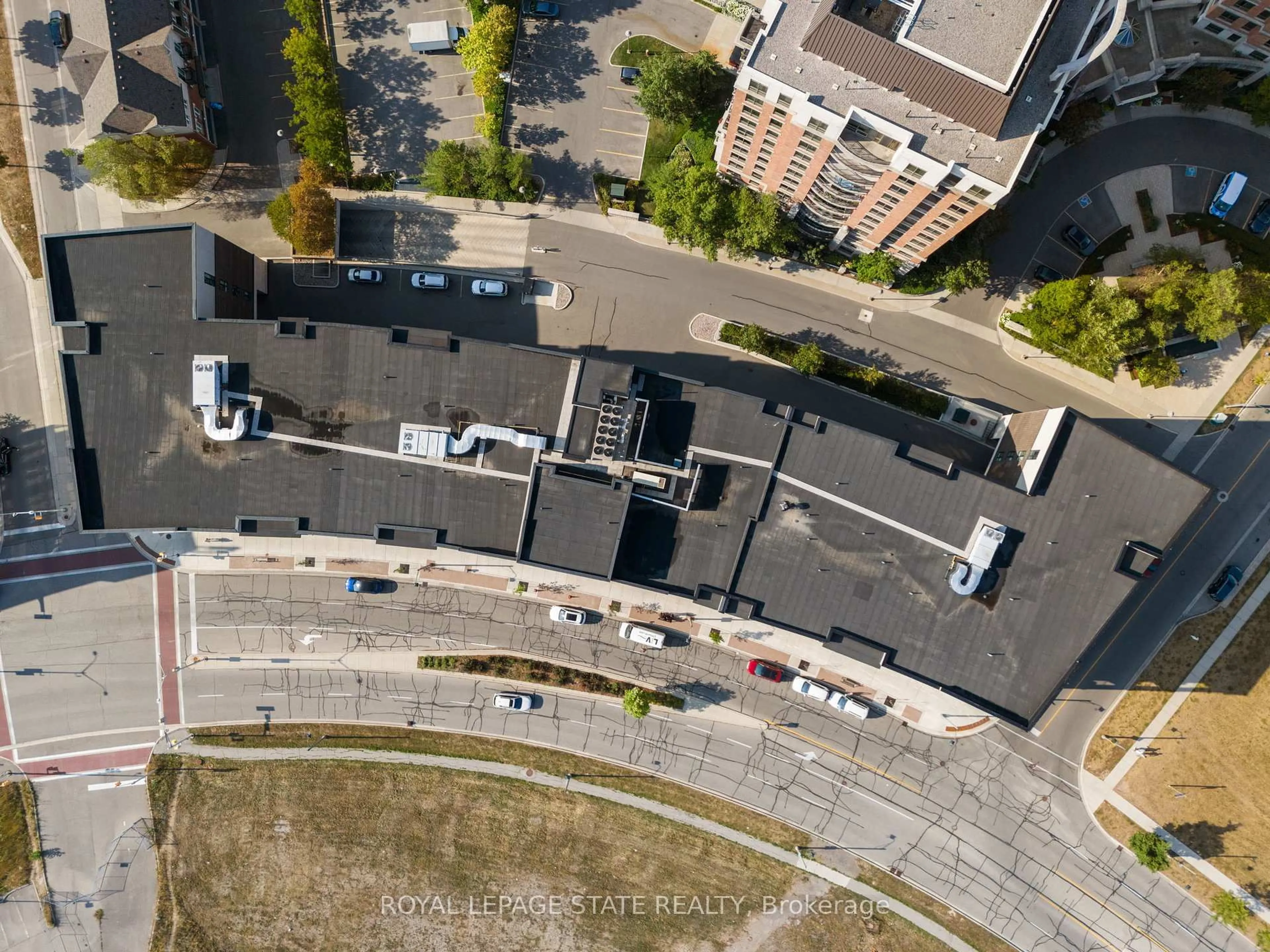 A pic from outside/outdoor area/front of a property/back of a property/a pic from drone, street for 150 Oak Park Blvd #315, Oakville Ontario L6H 3P2