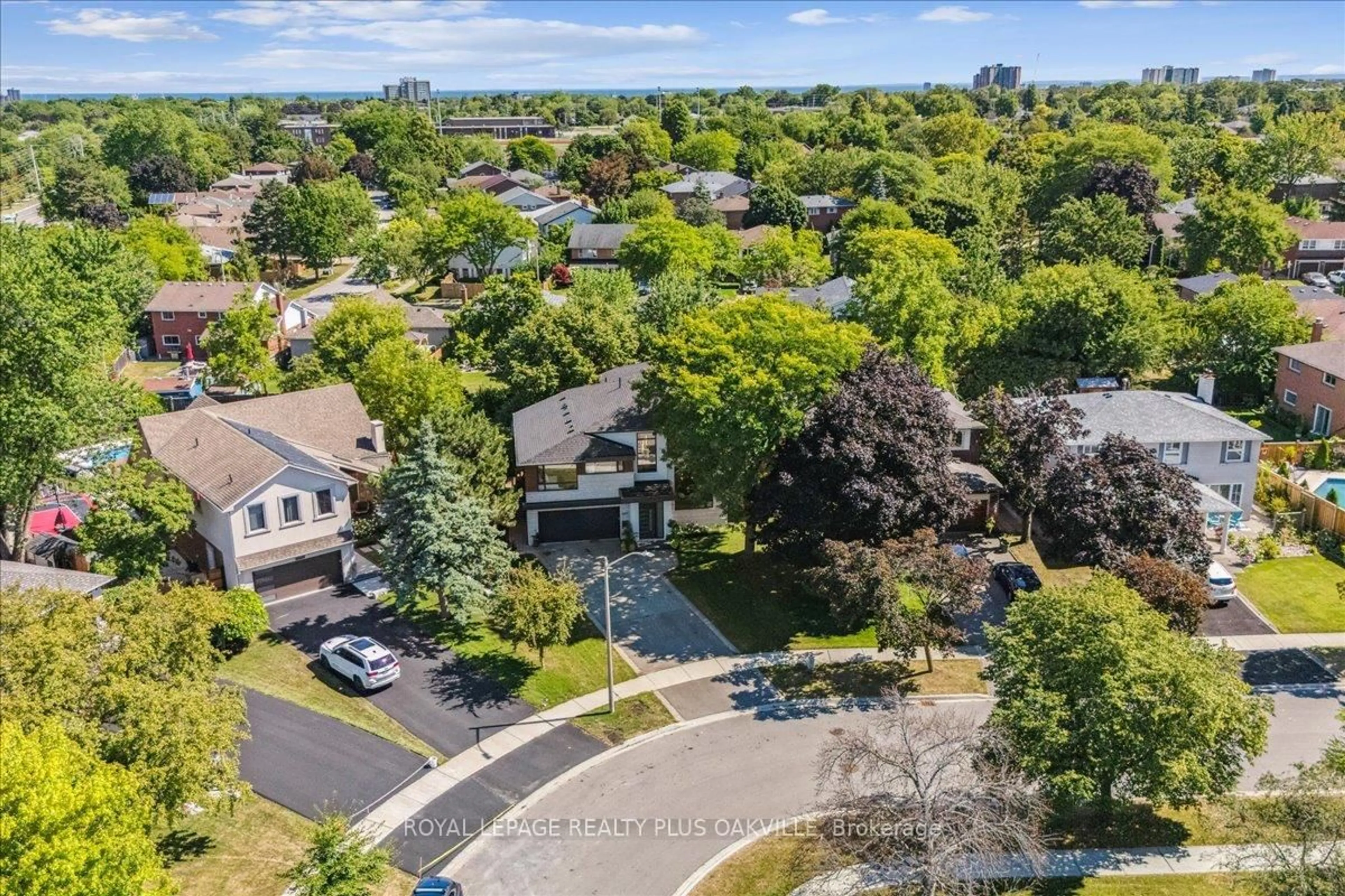 A pic from outside/outdoor area/front of a property/back of a property/a pic from drone, street for 3571 Swirlingleaves Cres, Mississauga Ontario L4Y 3P7