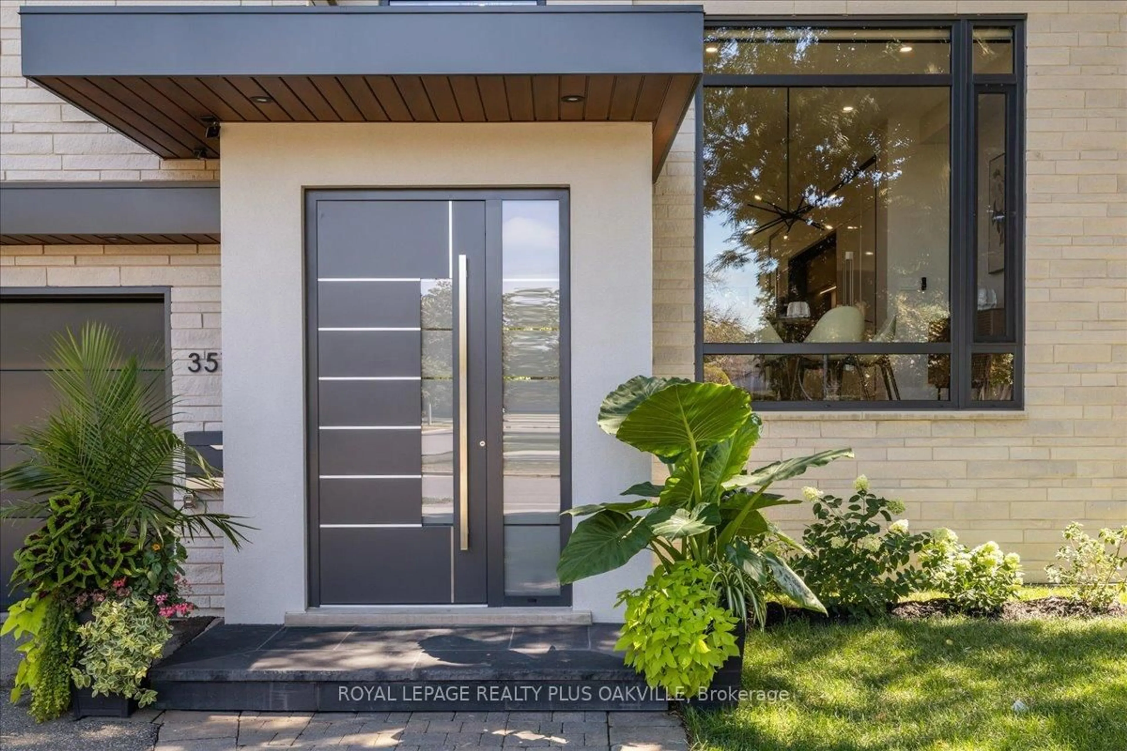 Indoor entryway for 3571 Swirlingleaves Cres, Mississauga Ontario L4Y 3P7