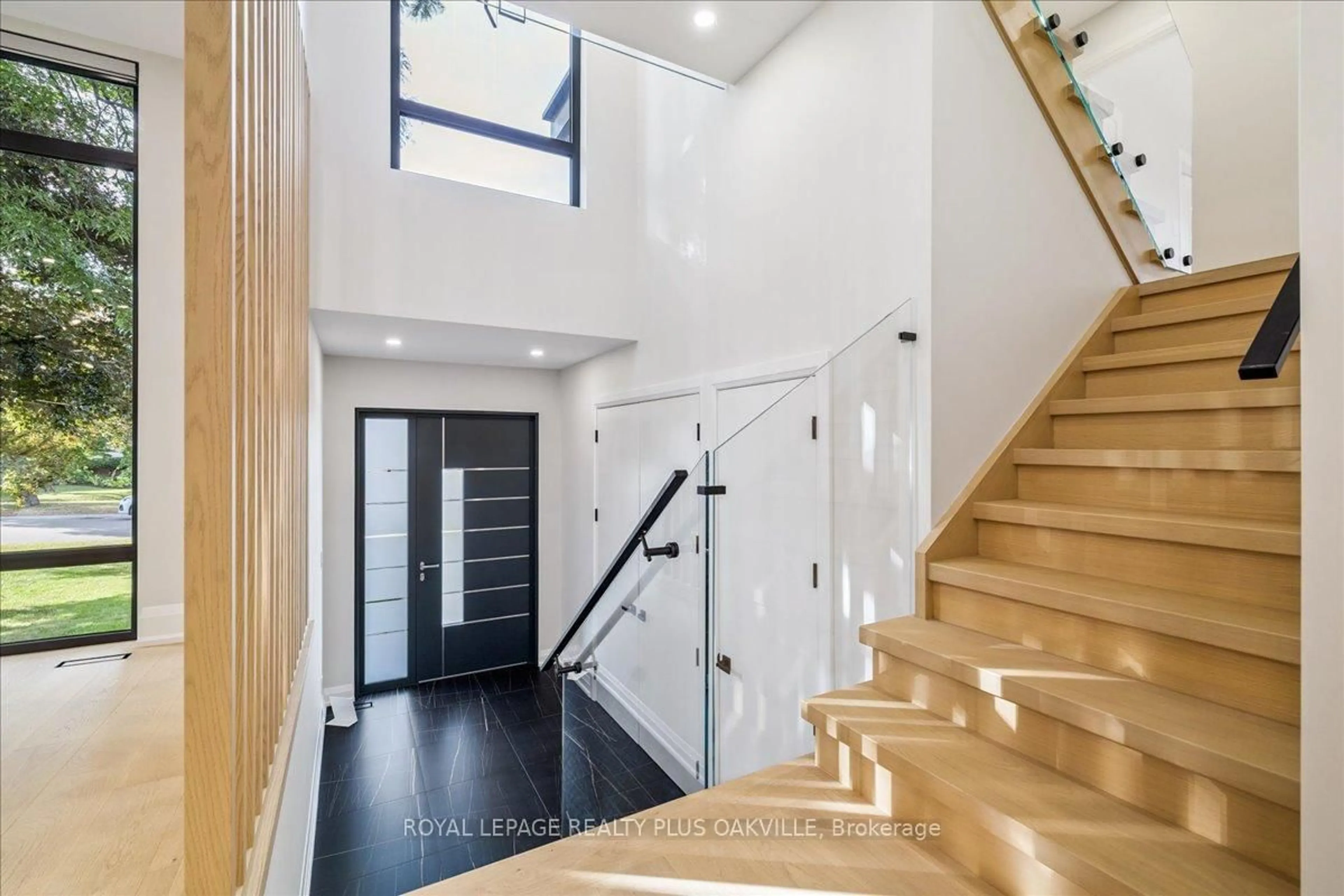 Indoor entryway for 3571 Swirlingleaves Cres, Mississauga Ontario L4Y 3P7