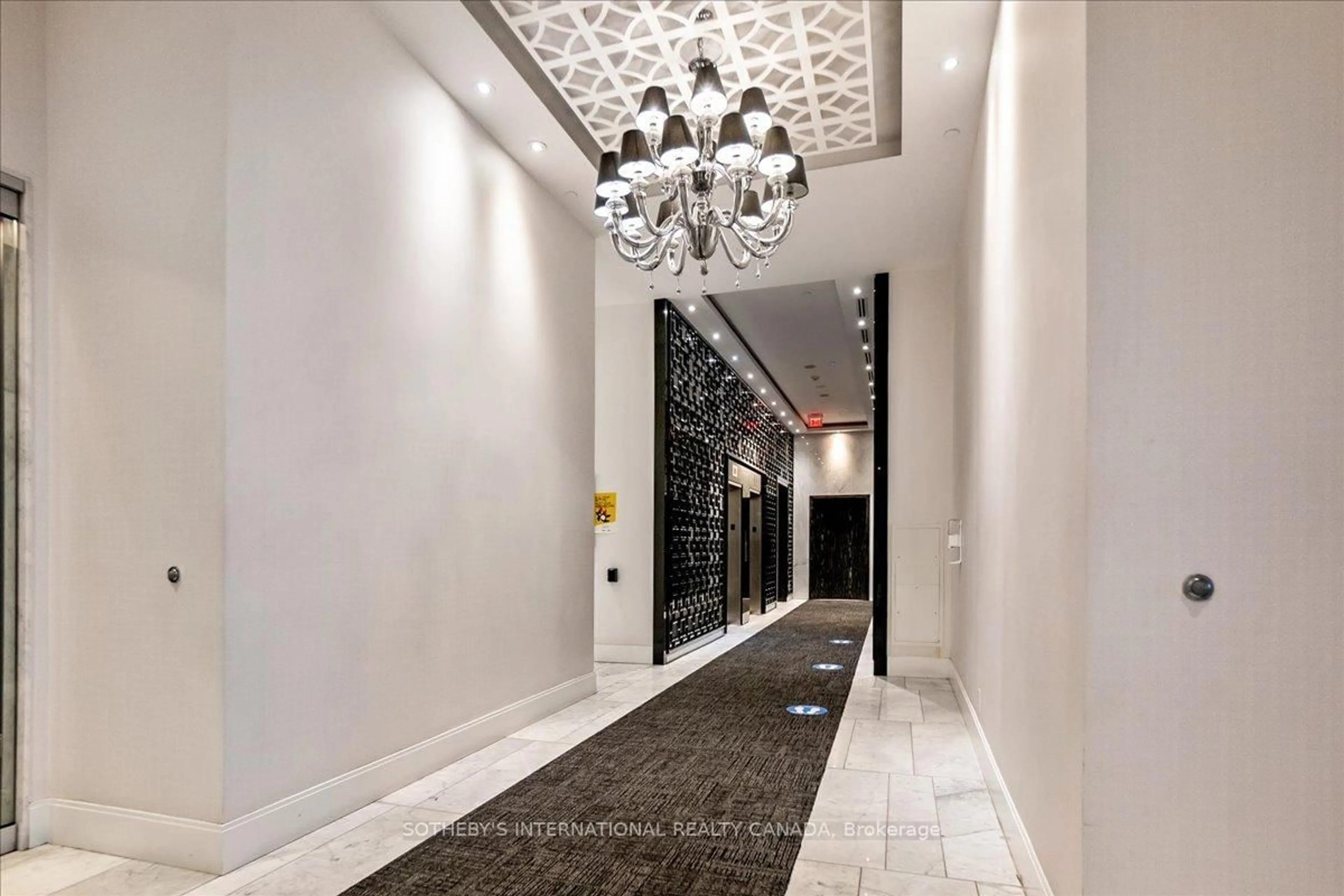 Indoor foyer for 90 Park Lawn Rd #915, Toronto Ontario M8Y 0B6