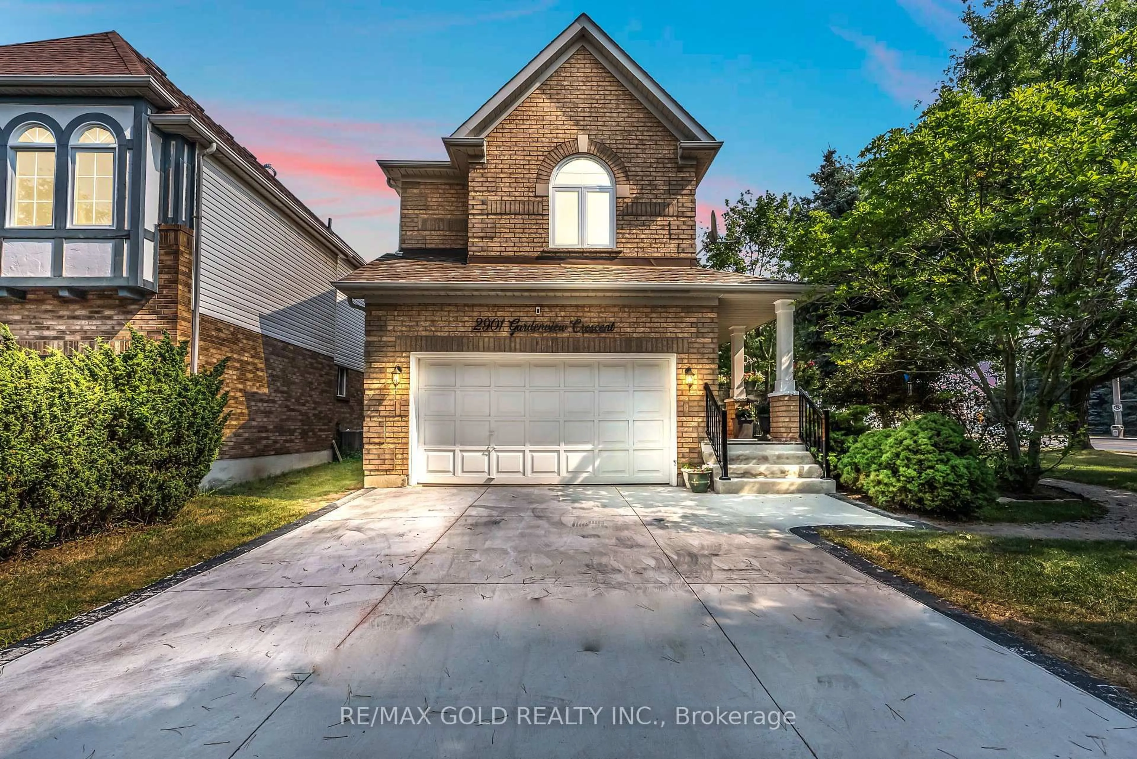 Home with brick exterior material, street for 2901 Gardenview Cres, Mississauga Ontario L5M 5T3