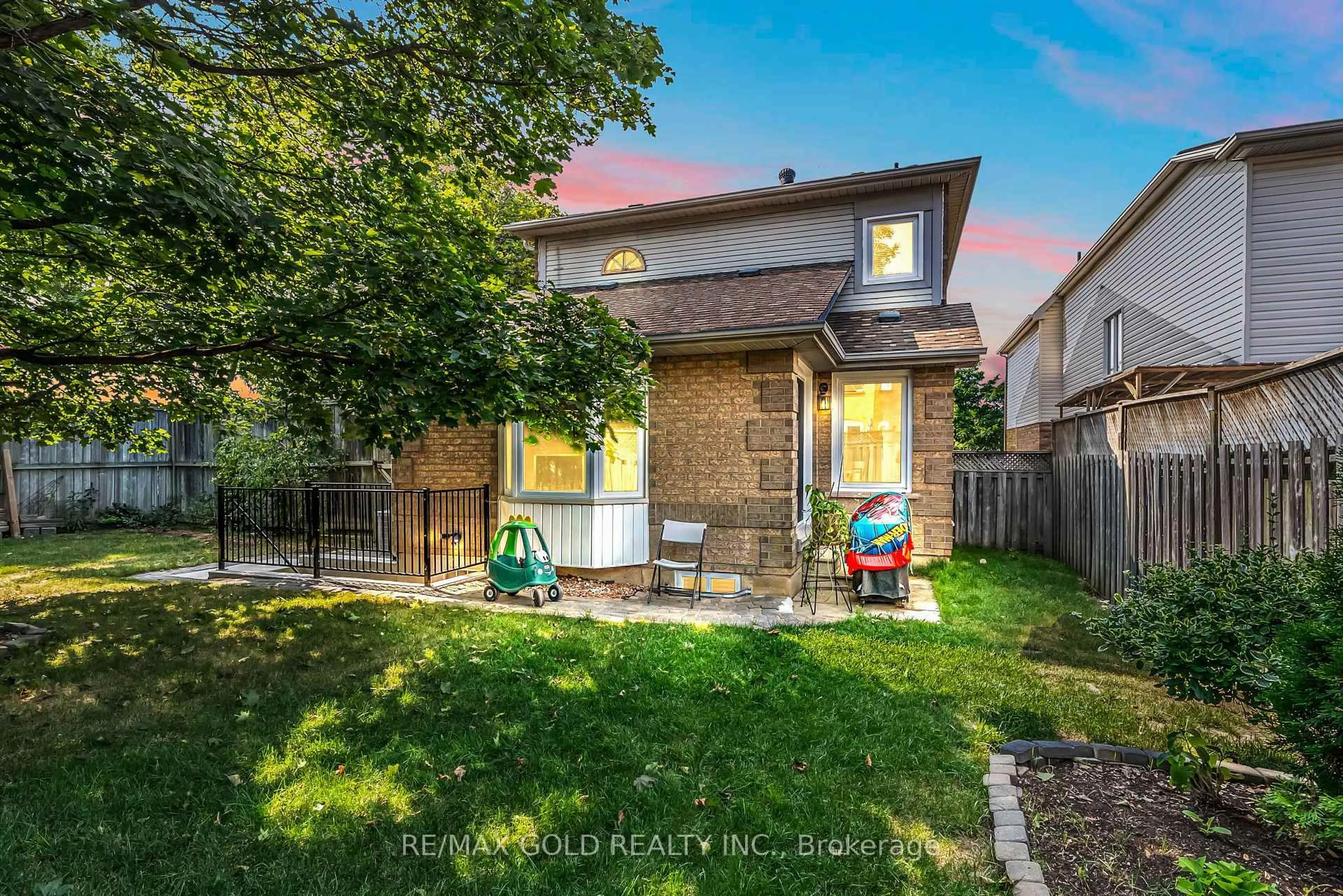 Home with brick exterior material, street for 2901 Gardenview Cres, Mississauga Ontario L5M 5T3
