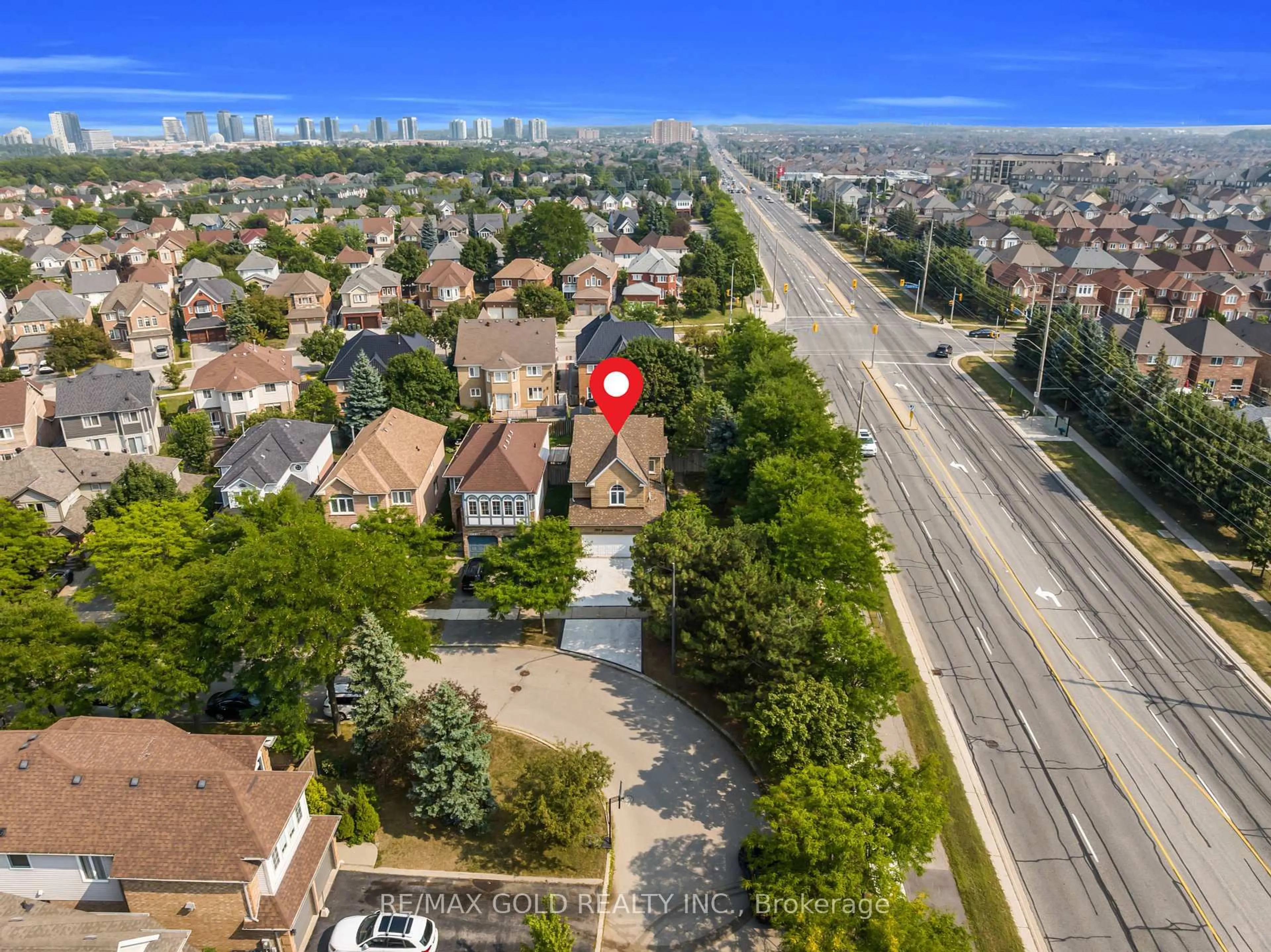 A pic from outside/outdoor area/front of a property/back of a property/a pic from drone, city buildings view from balcony for 2901 Gardenview Cres, Mississauga Ontario L5M 5T3