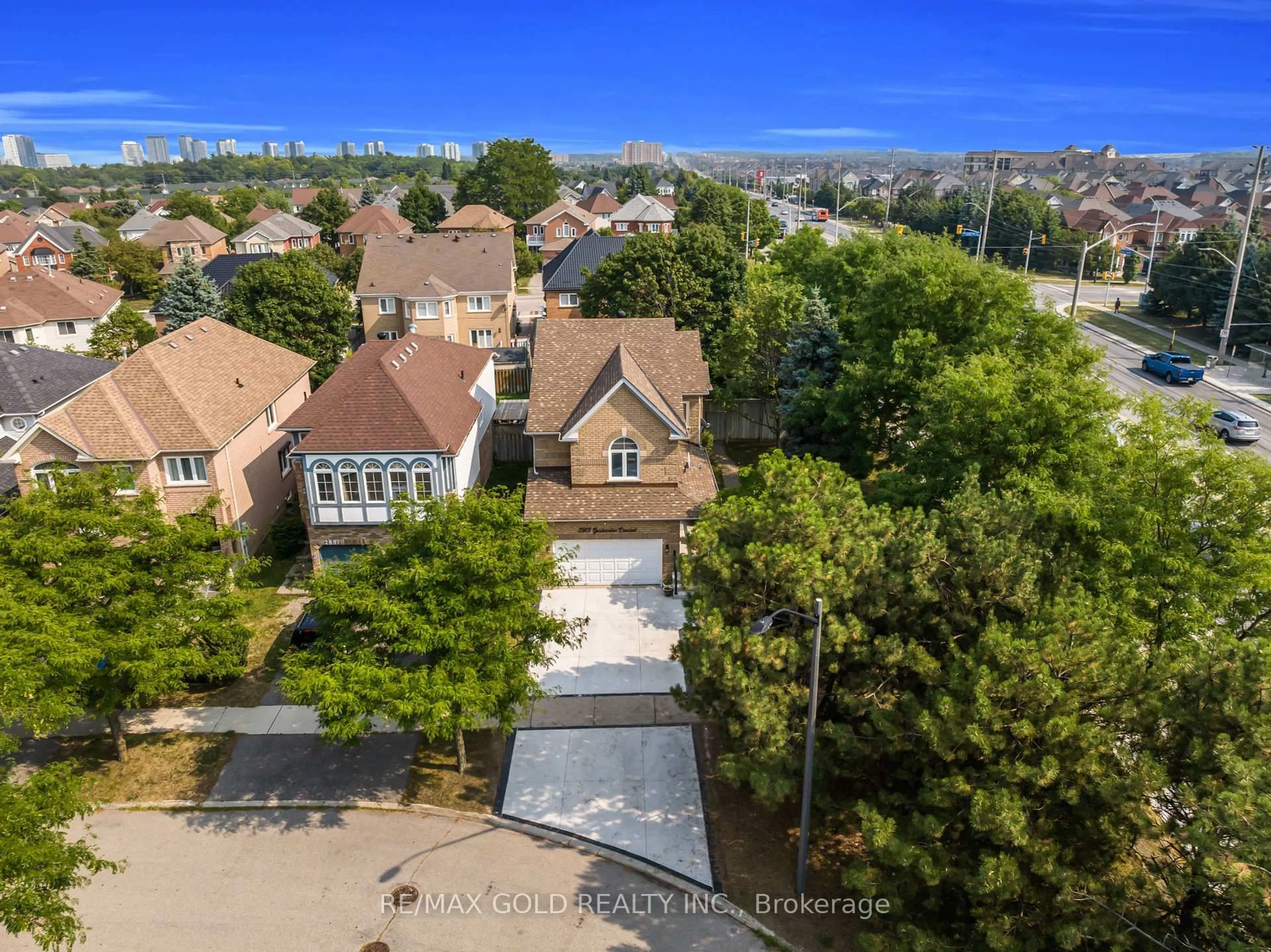 A pic from outside/outdoor area/front of a property/back of a property/a pic from drone, street for 2901 Gardenview Cres, Mississauga Ontario L5M 5T3