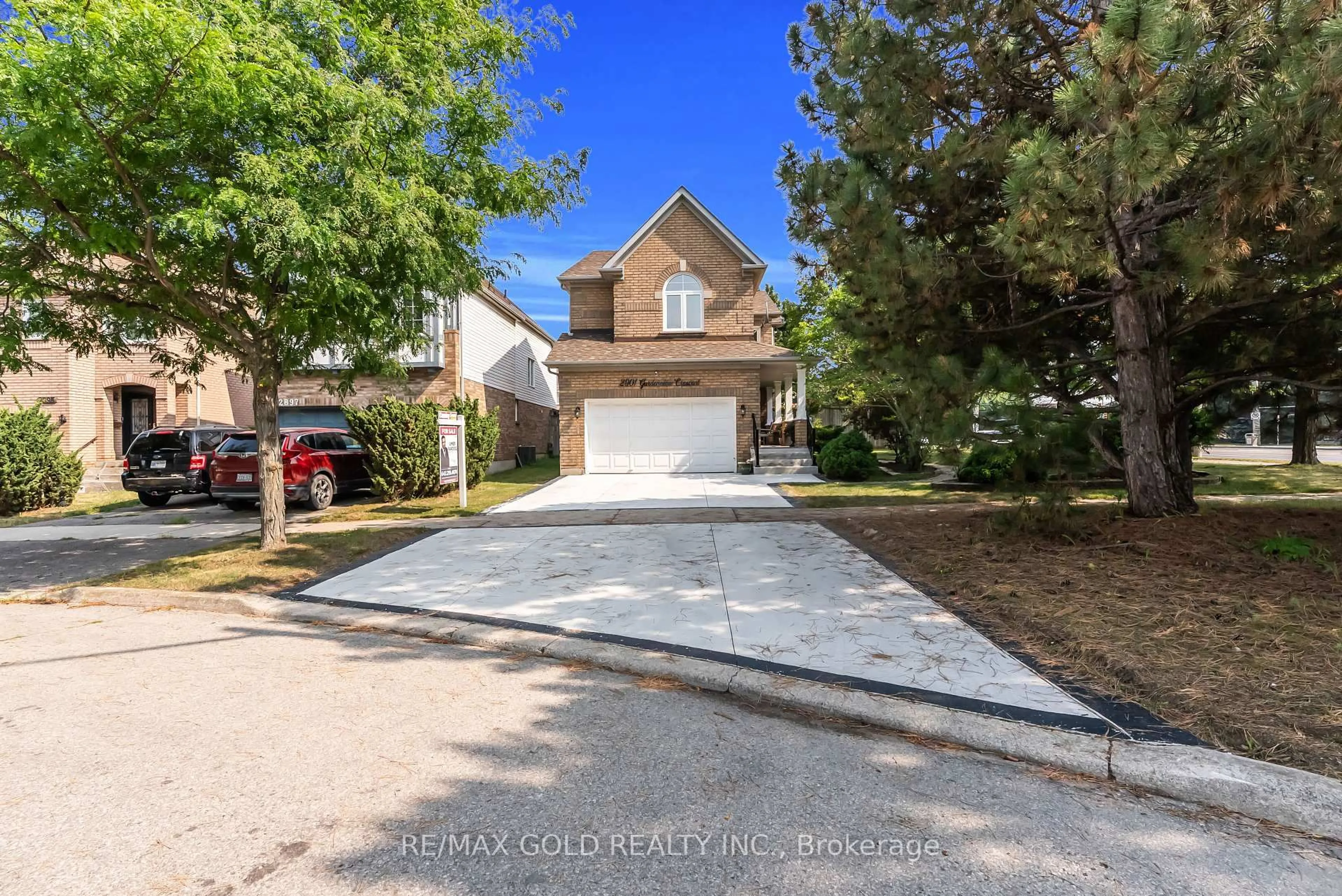 A pic from outside/outdoor area/front of a property/back of a property/a pic from drone, street for 2901 Gardenview Cres, Mississauga Ontario L5M 5T3