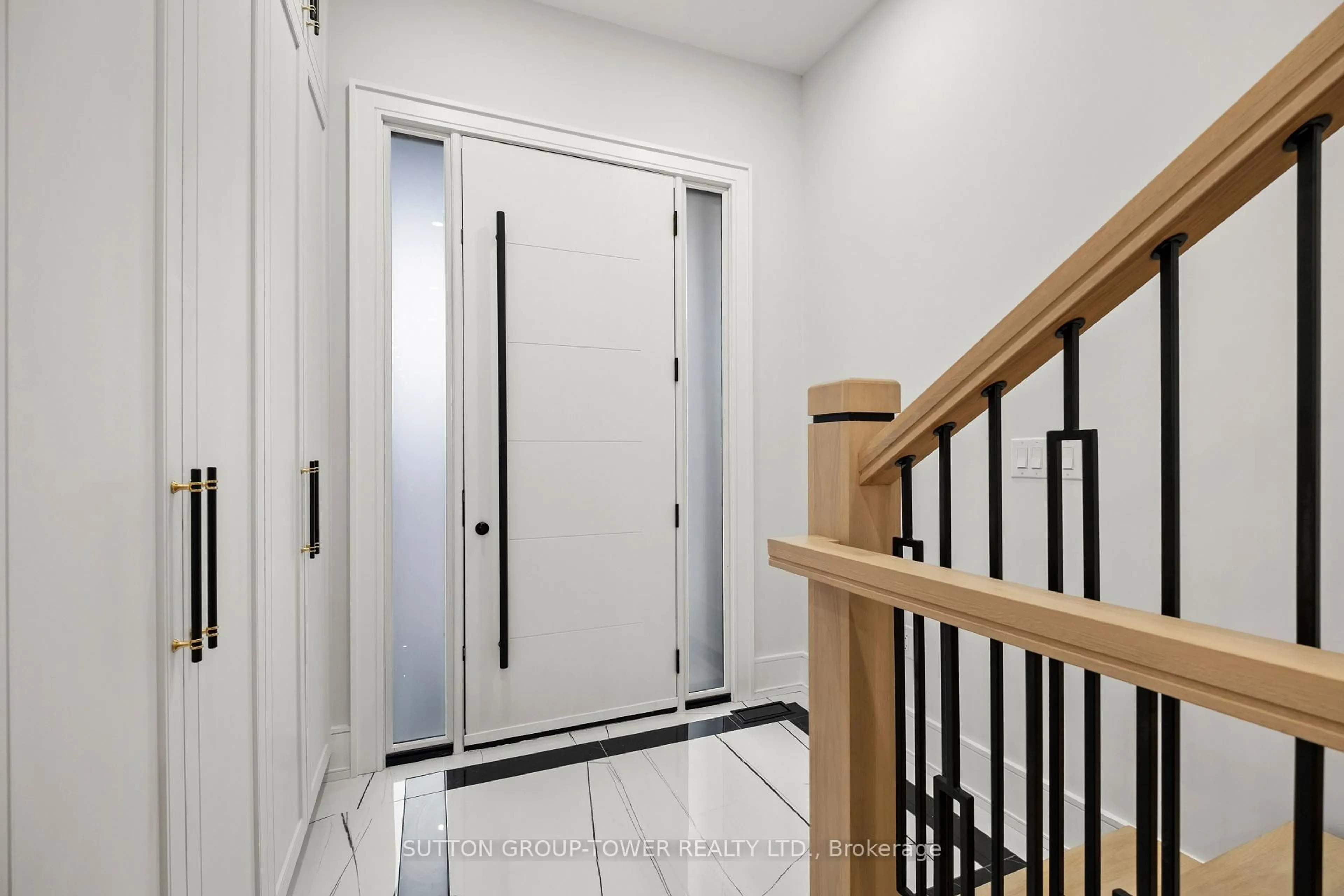 Indoor foyer for 48 Silverthorn Ave, Toronto Ontario M6N 3J8