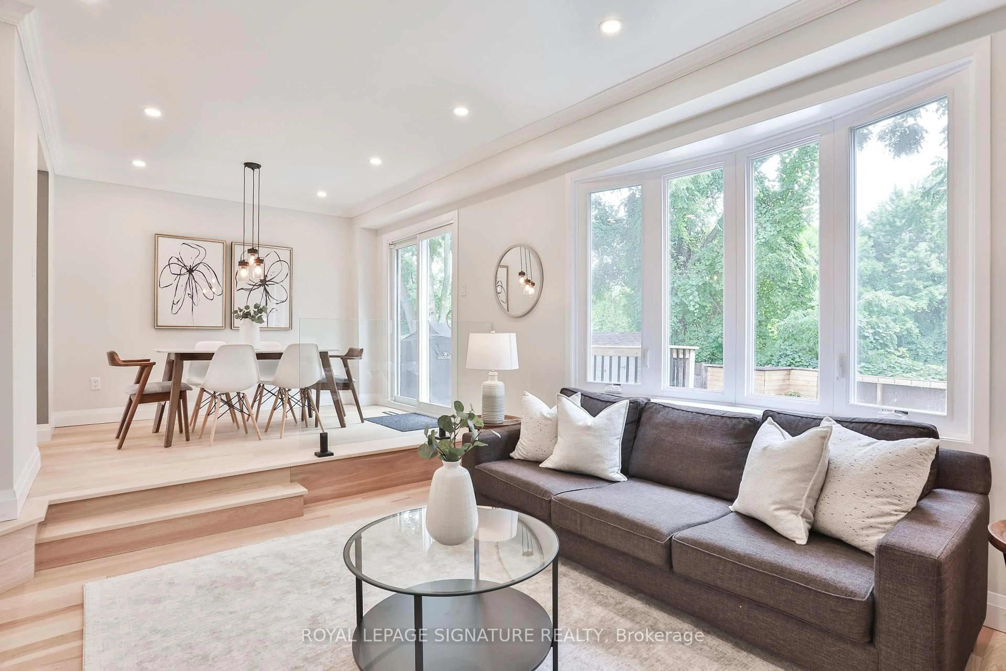 Living room with furniture, unknown for 1880 Carrera Crt, Mississauga Ontario L5J 4R5