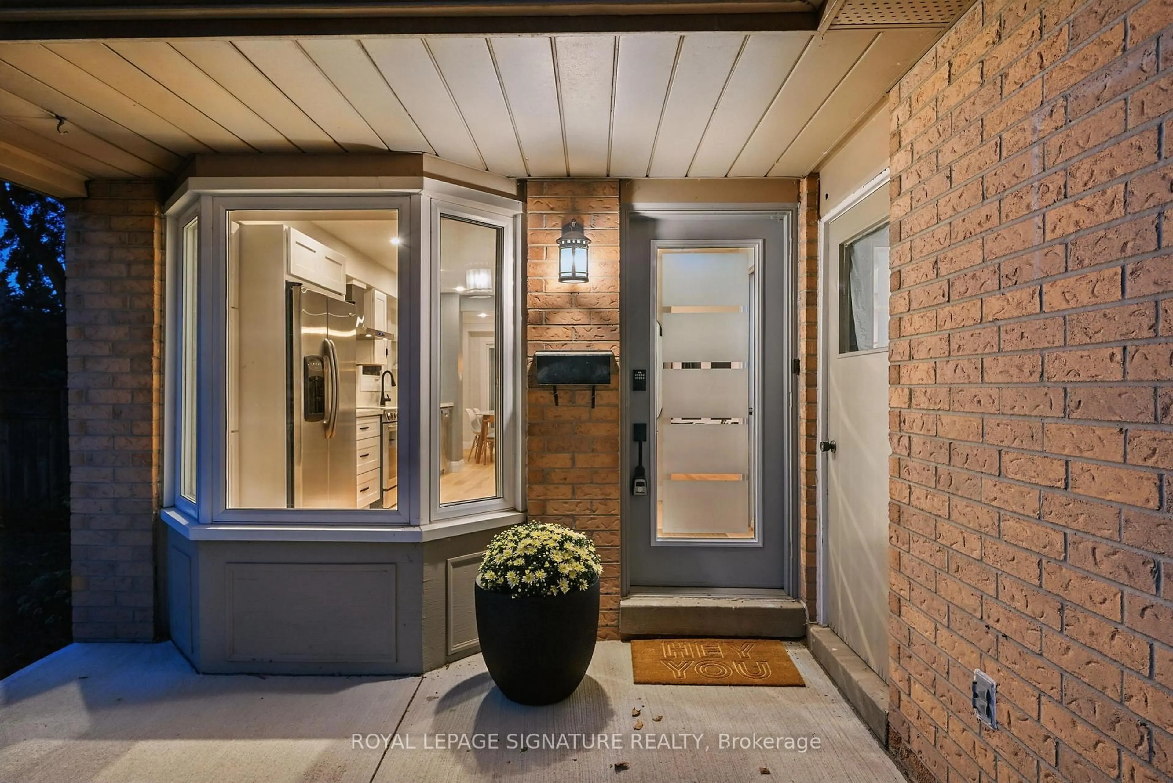 Indoor entryway for 1880 Carrera Crt, Mississauga Ontario L5J 4R5
