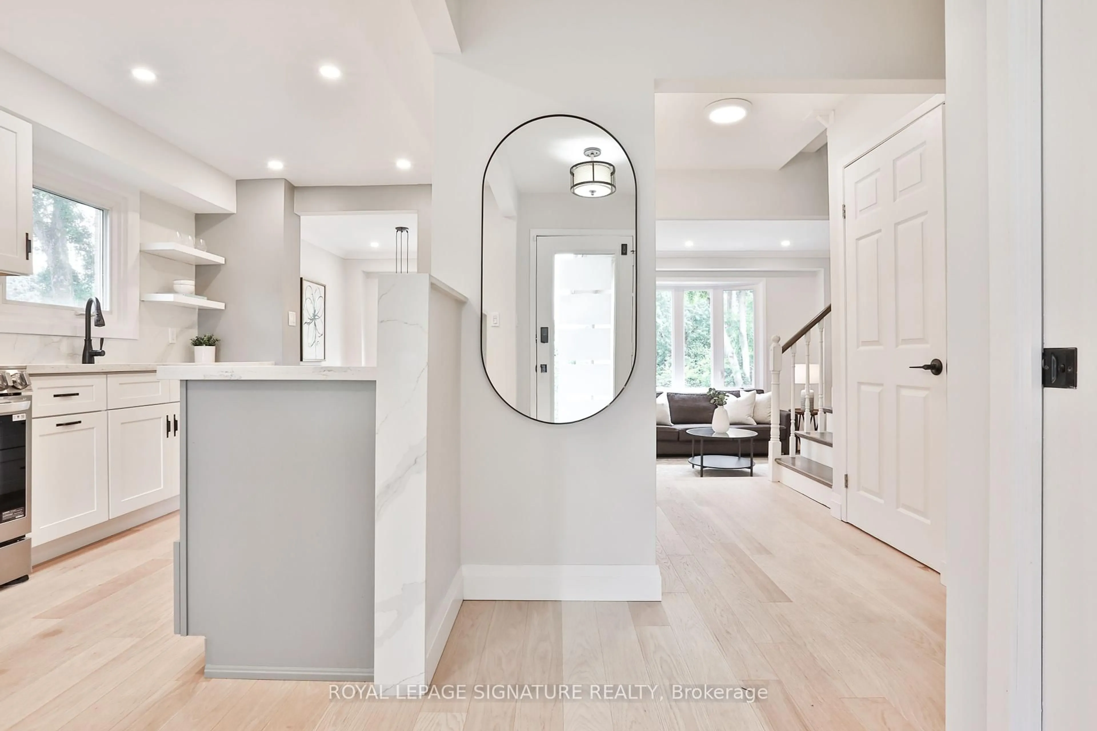 Indoor entryway for 1880 Carrera Crt, Mississauga Ontario L5J 4R5