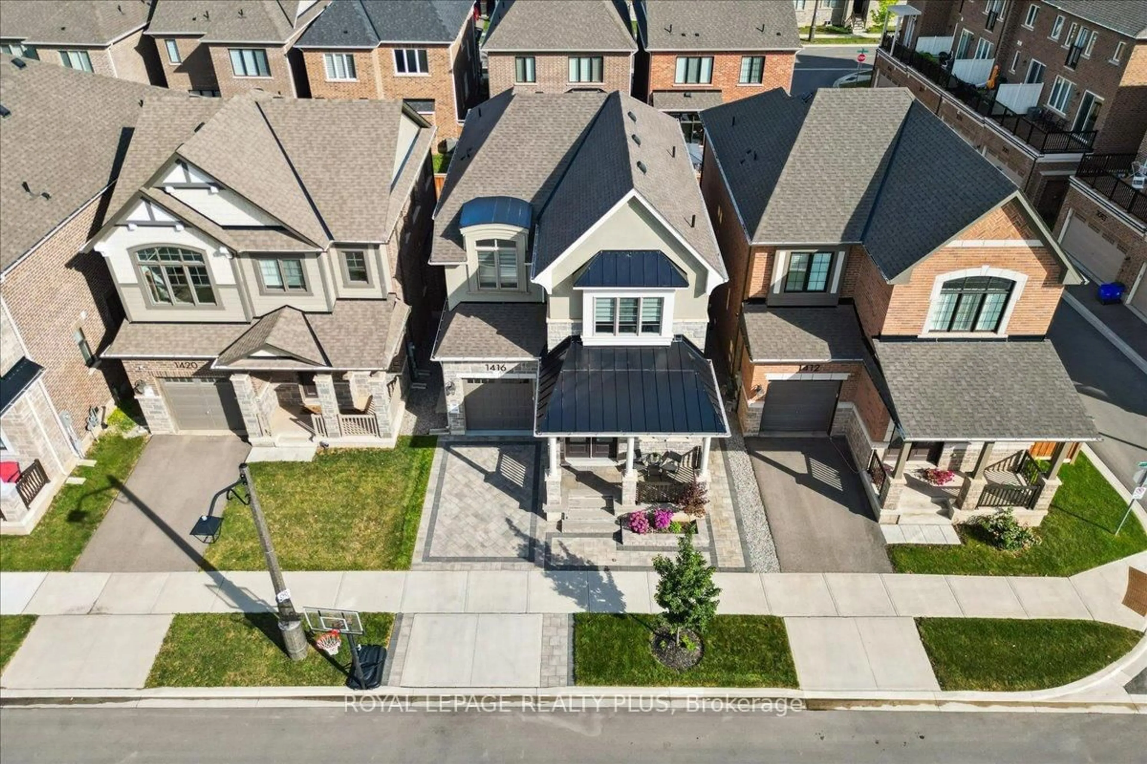 A pic from outside/outdoor area/front of a property/back of a property/a pic from drone, street for 1416 Lakeport Cres, Oakville Ontario L6H 3S1