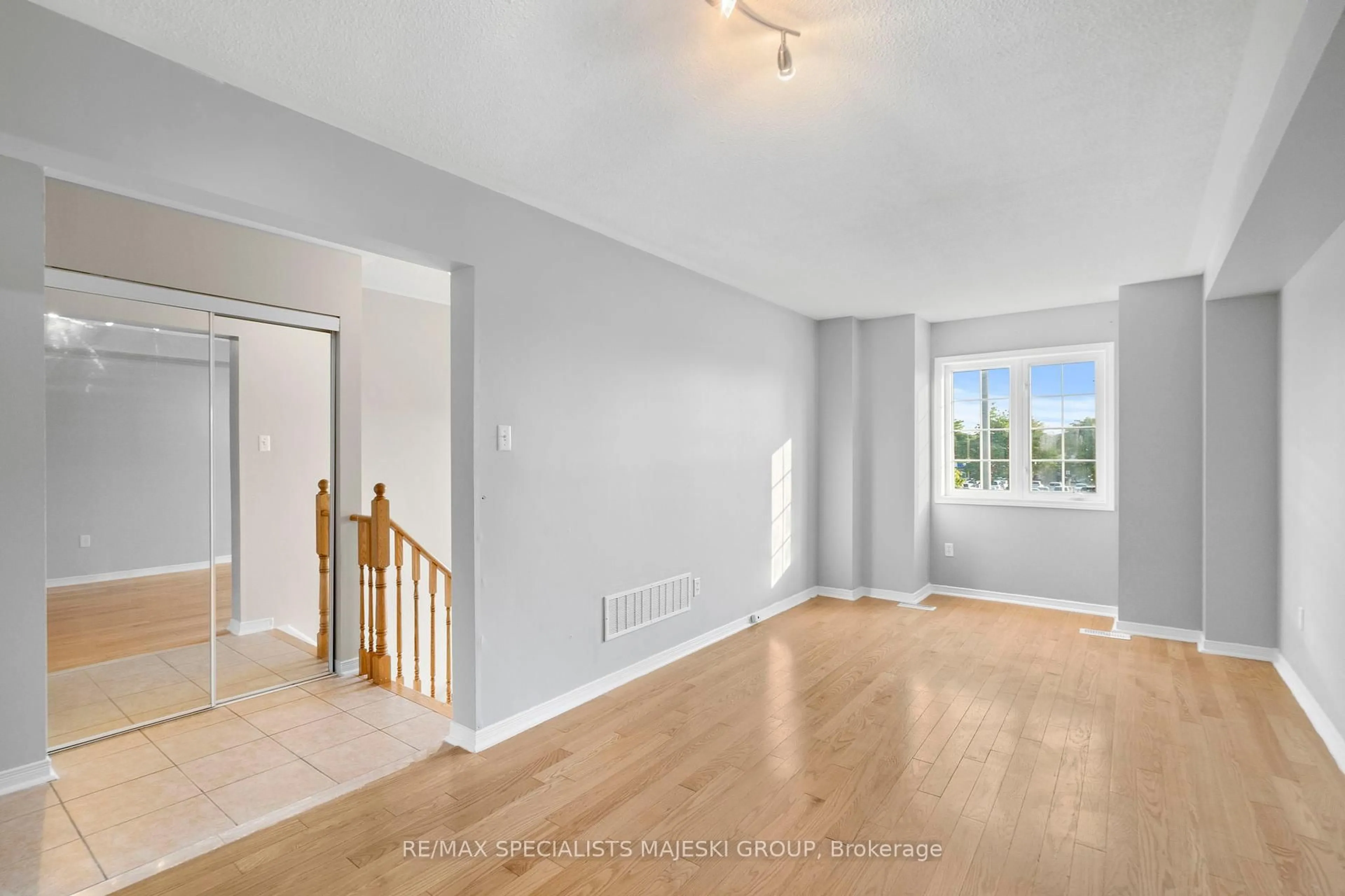Unknown for 5727 Retreat St, Mississauga Ontario L5R 0B5