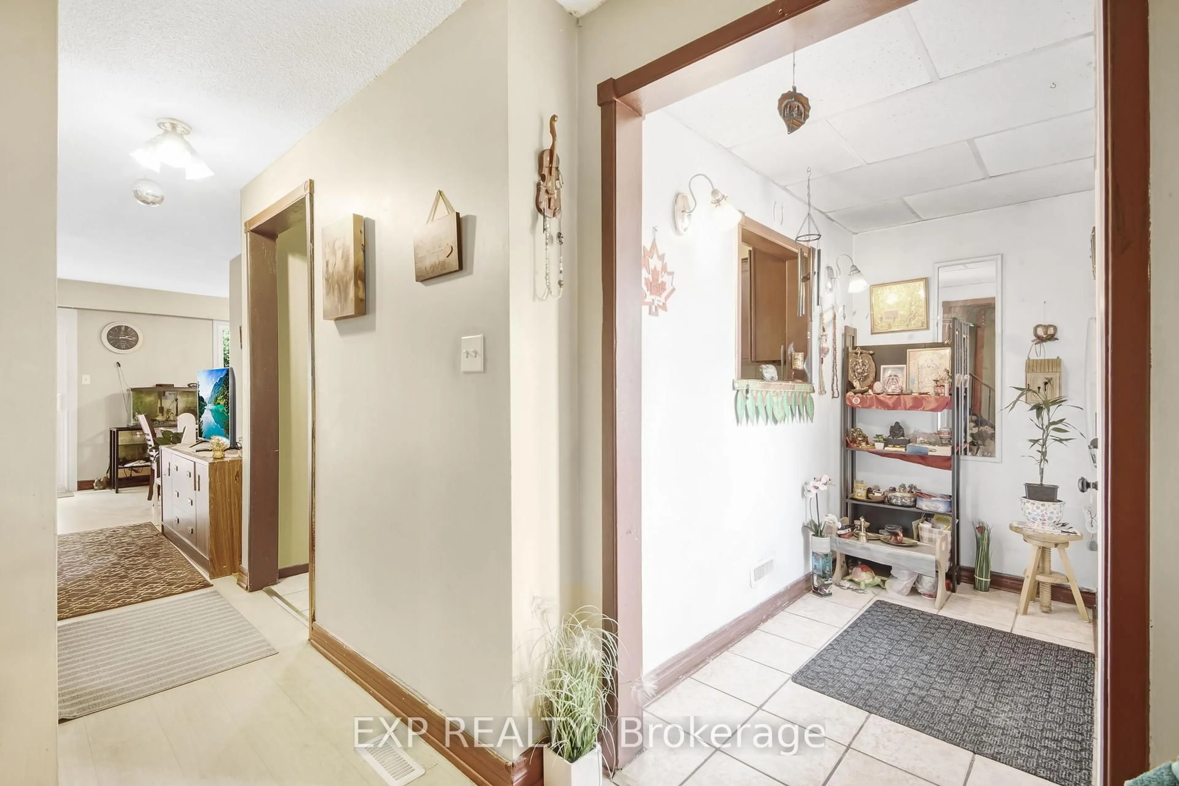 Indoor foyer for 89 Kingswood Dr, Brampton Ontario L6V 2X5