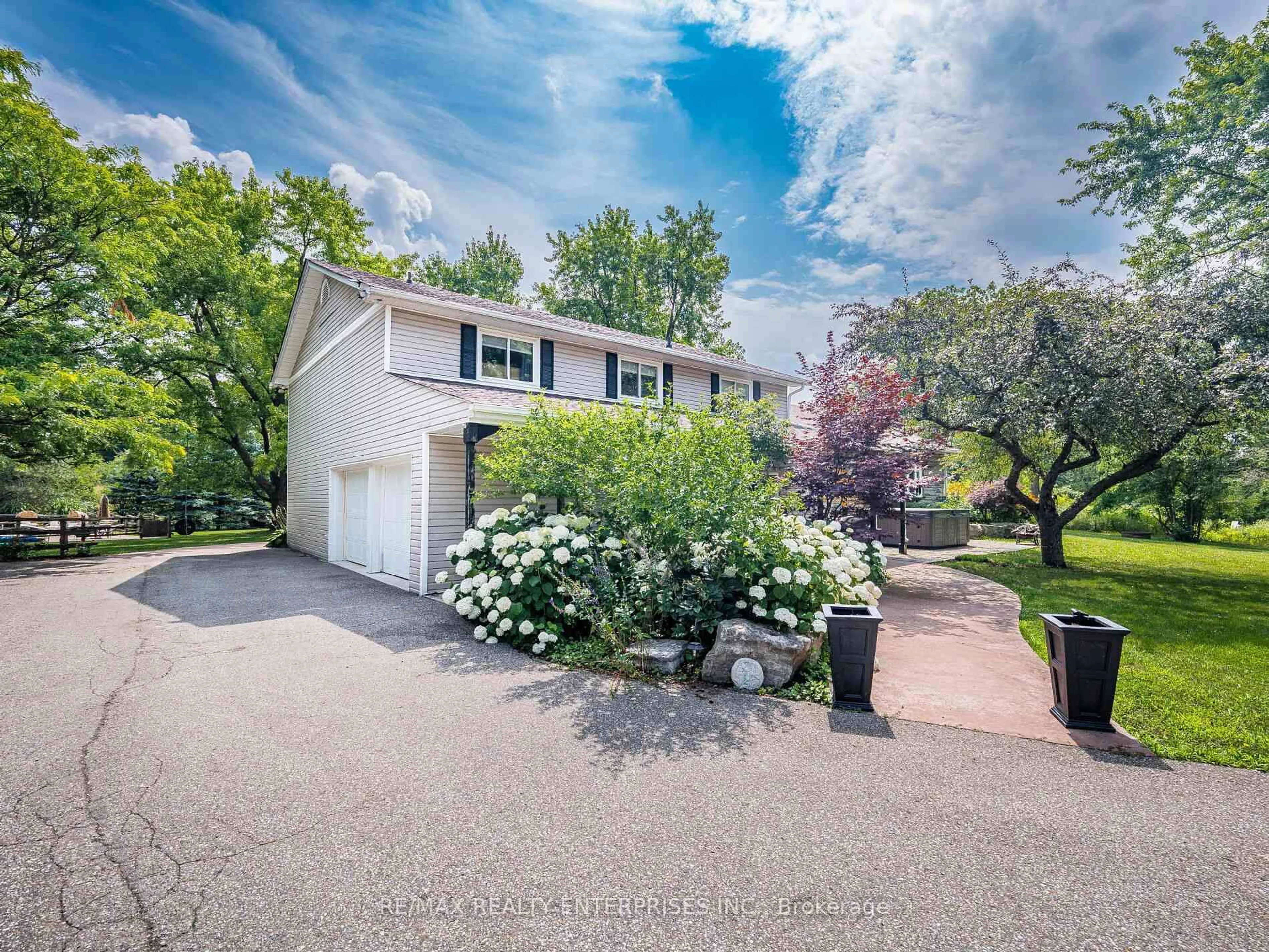 A pic from outside/outdoor area/front of a property/back of a property/a pic from drone, street for 8375 Credit View Rd, Brampton Ontario L6Y 0G7