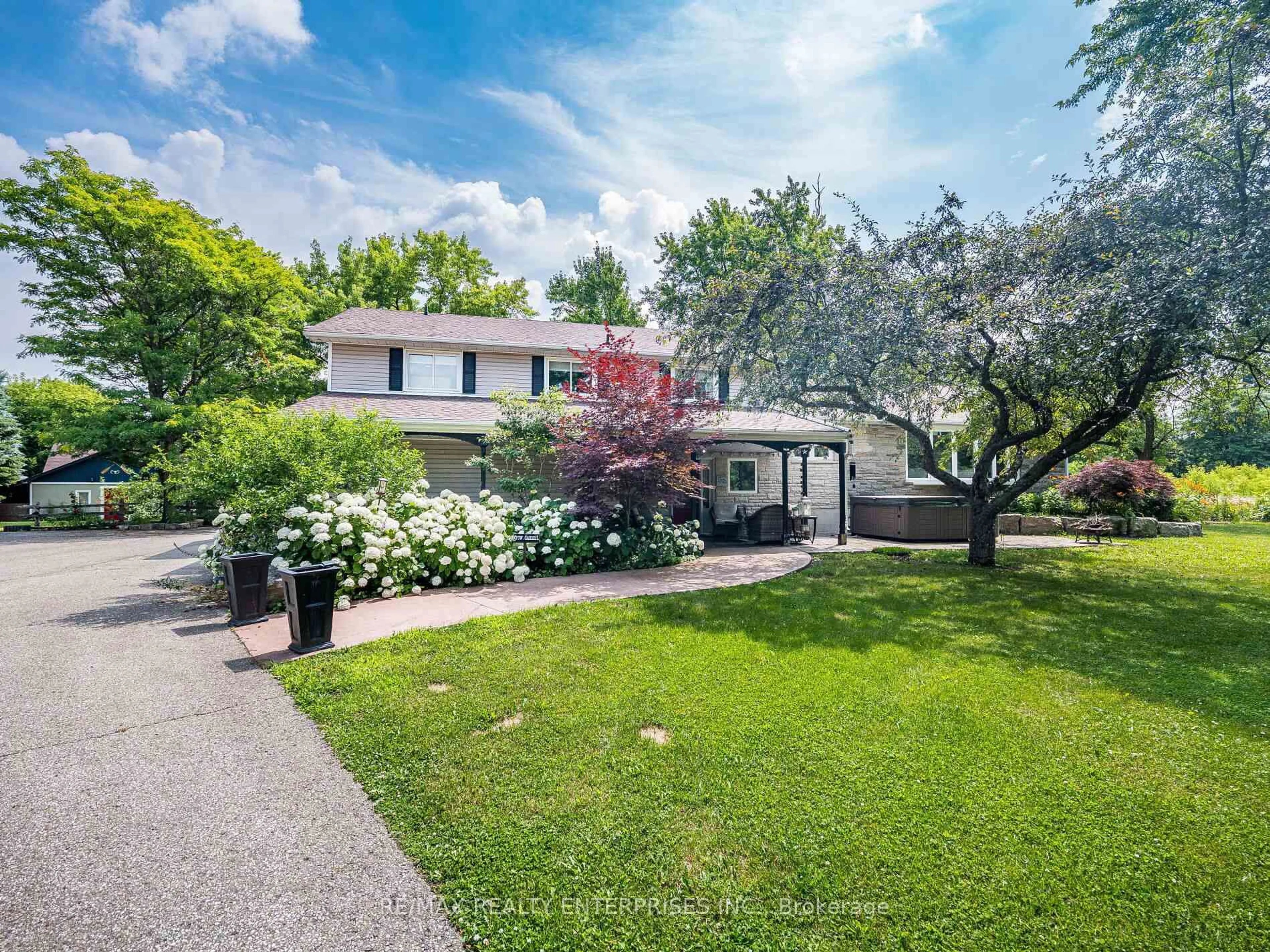 A pic from outside/outdoor area/front of a property/back of a property/a pic from drone, street for 8375 Credit View Rd, Brampton Ontario L6Y 0G7