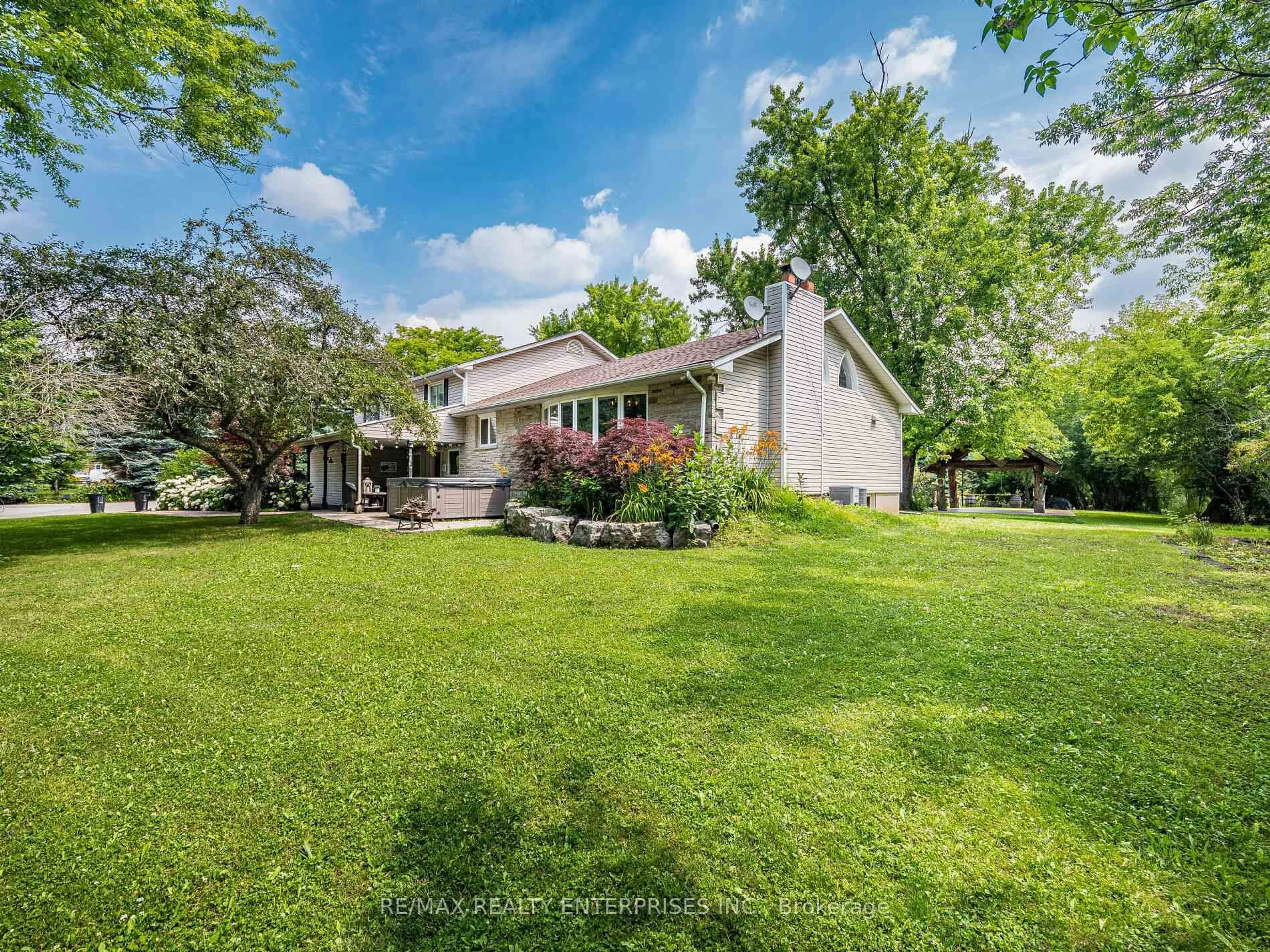 A pic from outside/outdoor area/front of a property/back of a property/a pic from drone, unknown for 8375 Credit View Rd, Brampton Ontario L6Y 0G7