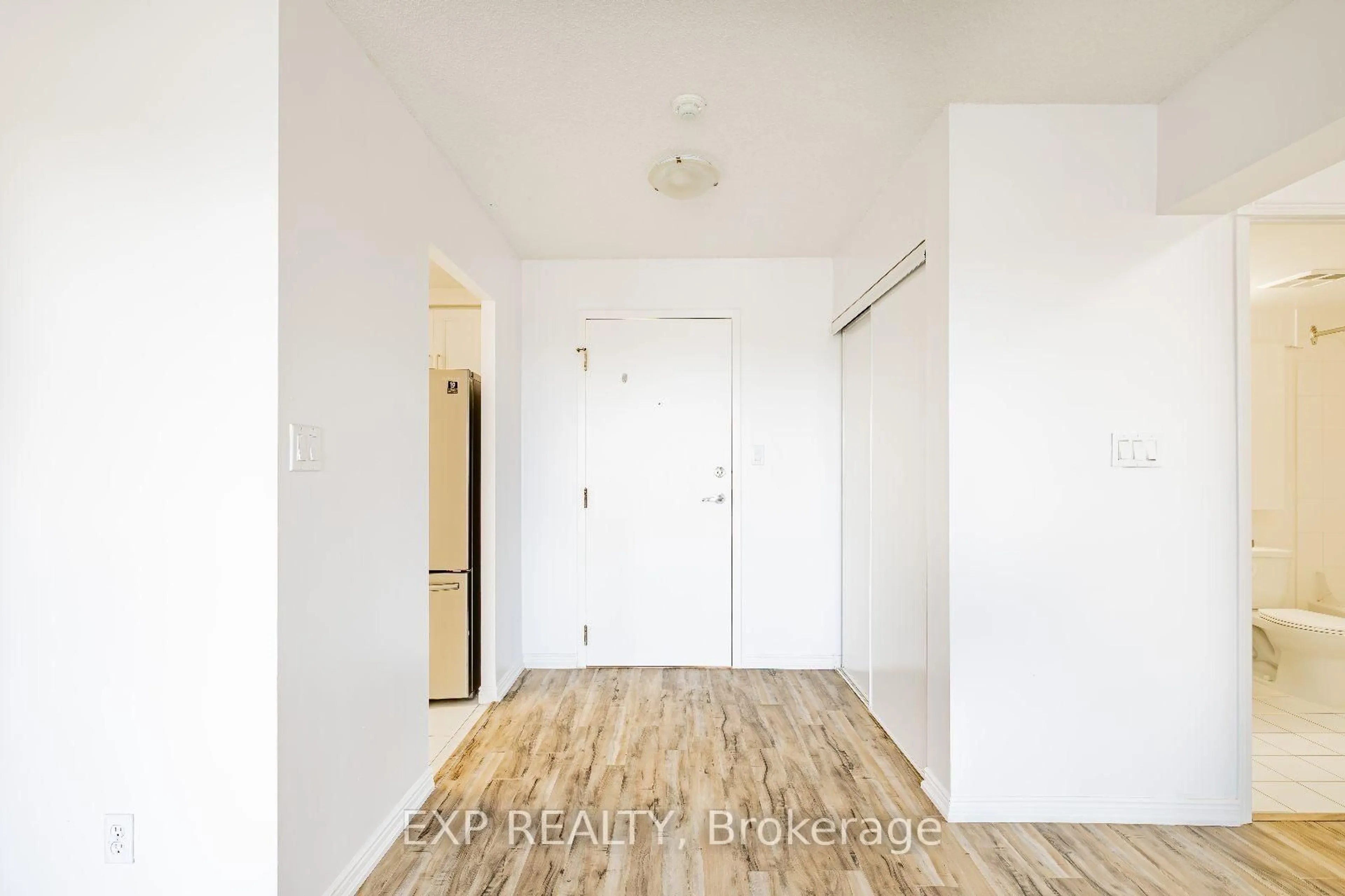 Indoor entryway for 135 Hillcrest Ave #805, Mississauga Ontario L5B 4B1