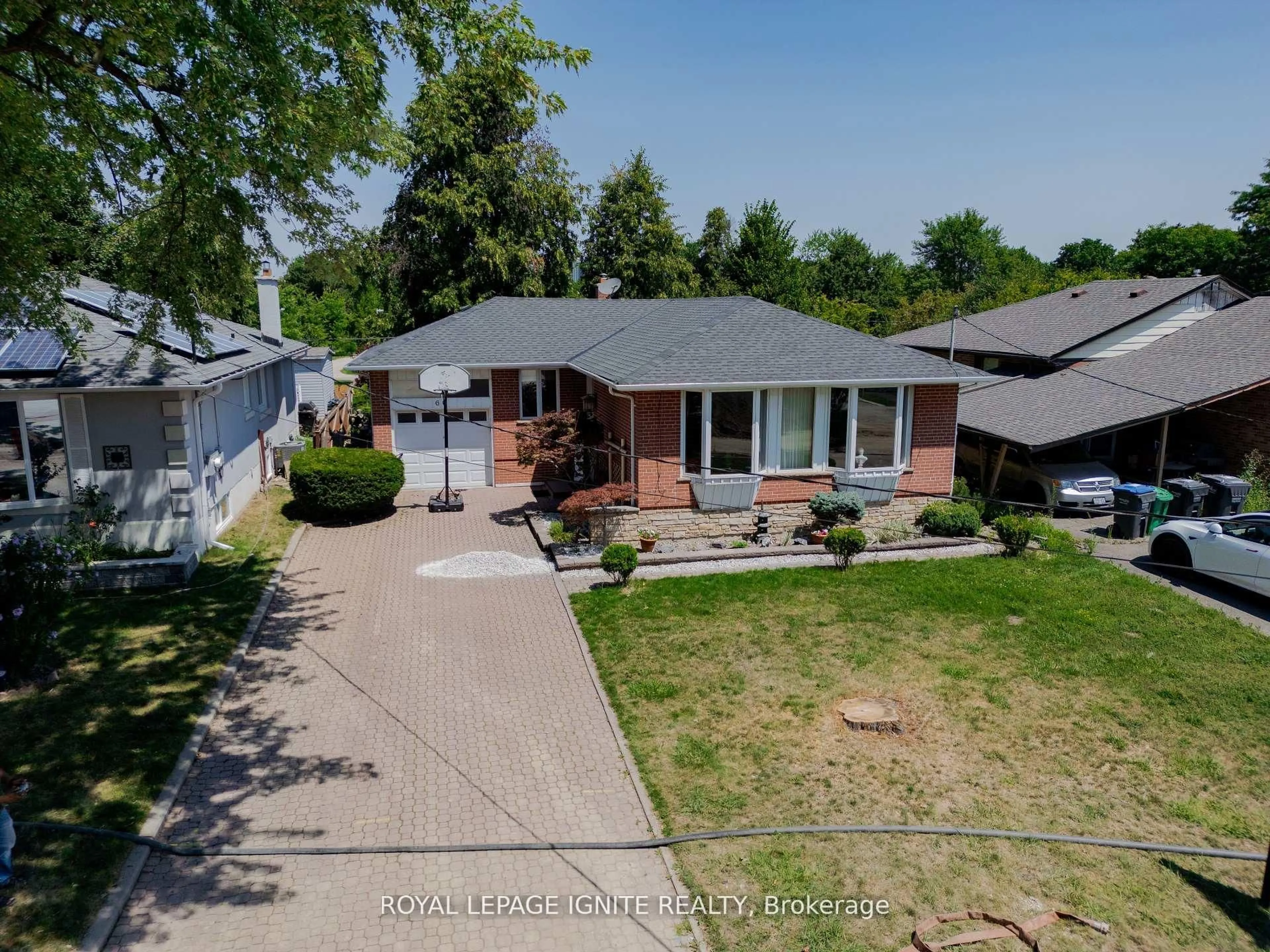 A pic from outside/outdoor area/front of a property/back of a property/a pic from drone, street for 60 Kimbark Dr, Brampton Ontario L6X 2A4