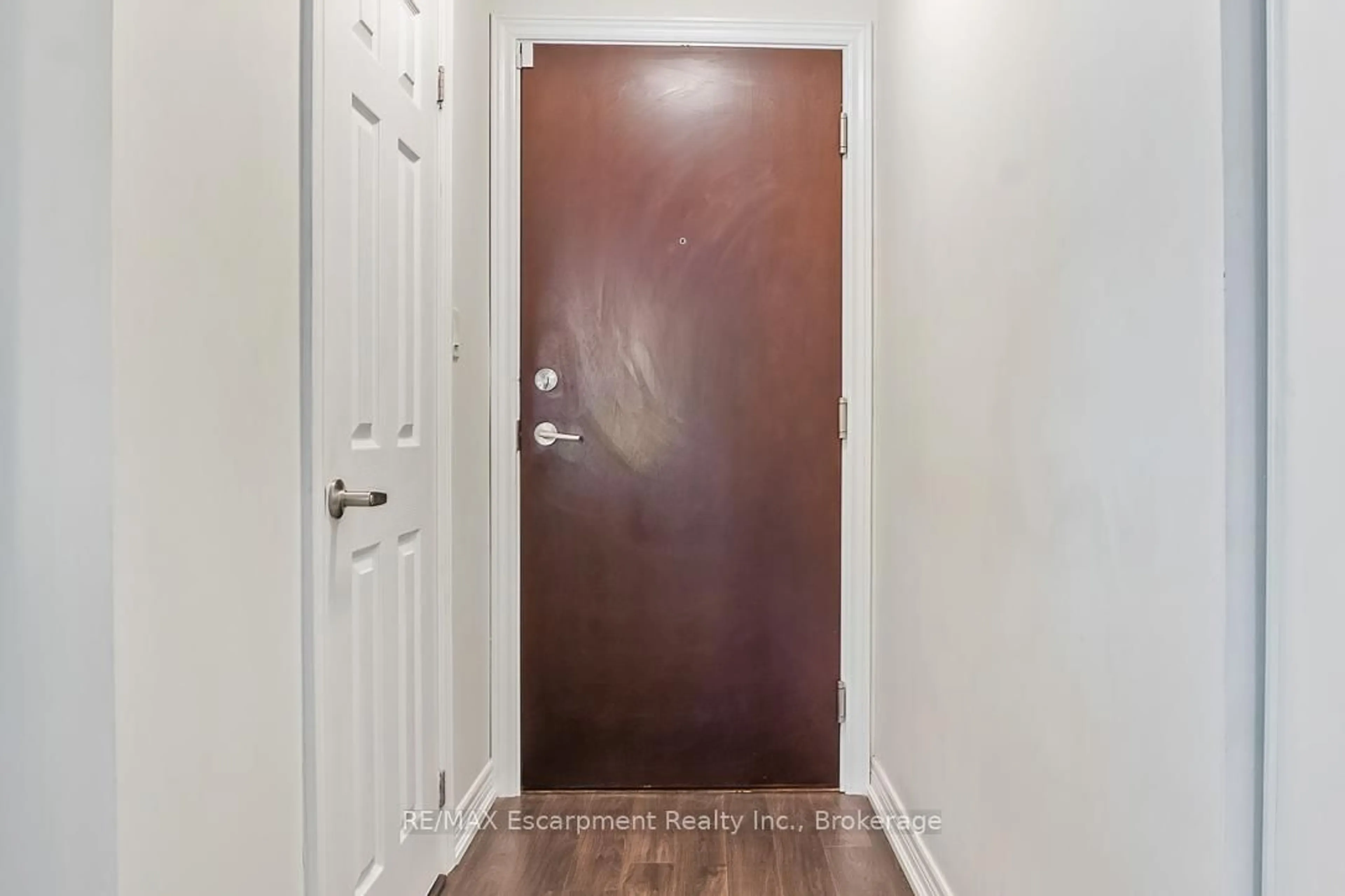 Indoor entryway for 70 Stewart St #101, Oakville Ontario L6K 1X5